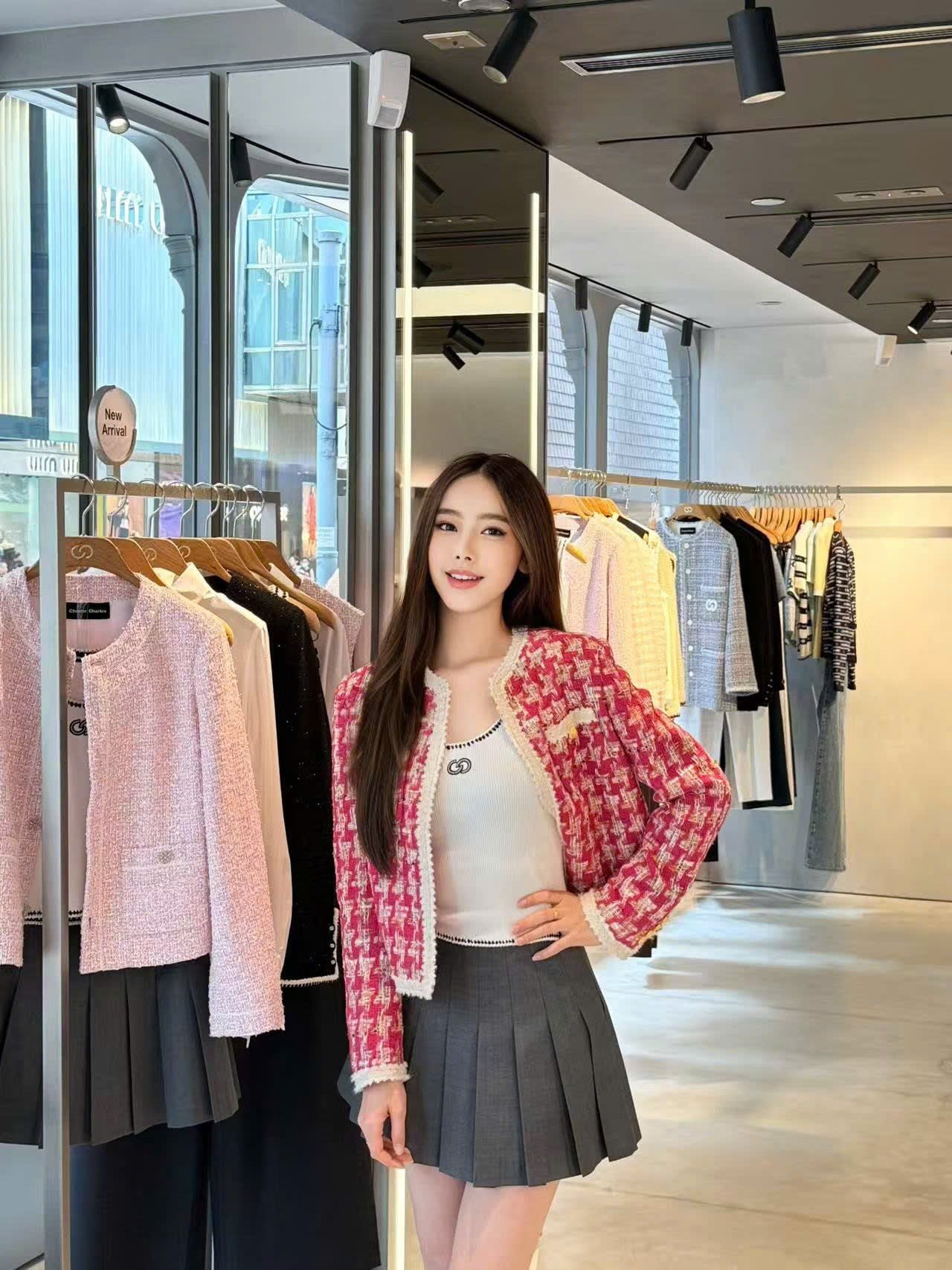  1.Áo dạ kẻ đỏ hồng , viền trắng 