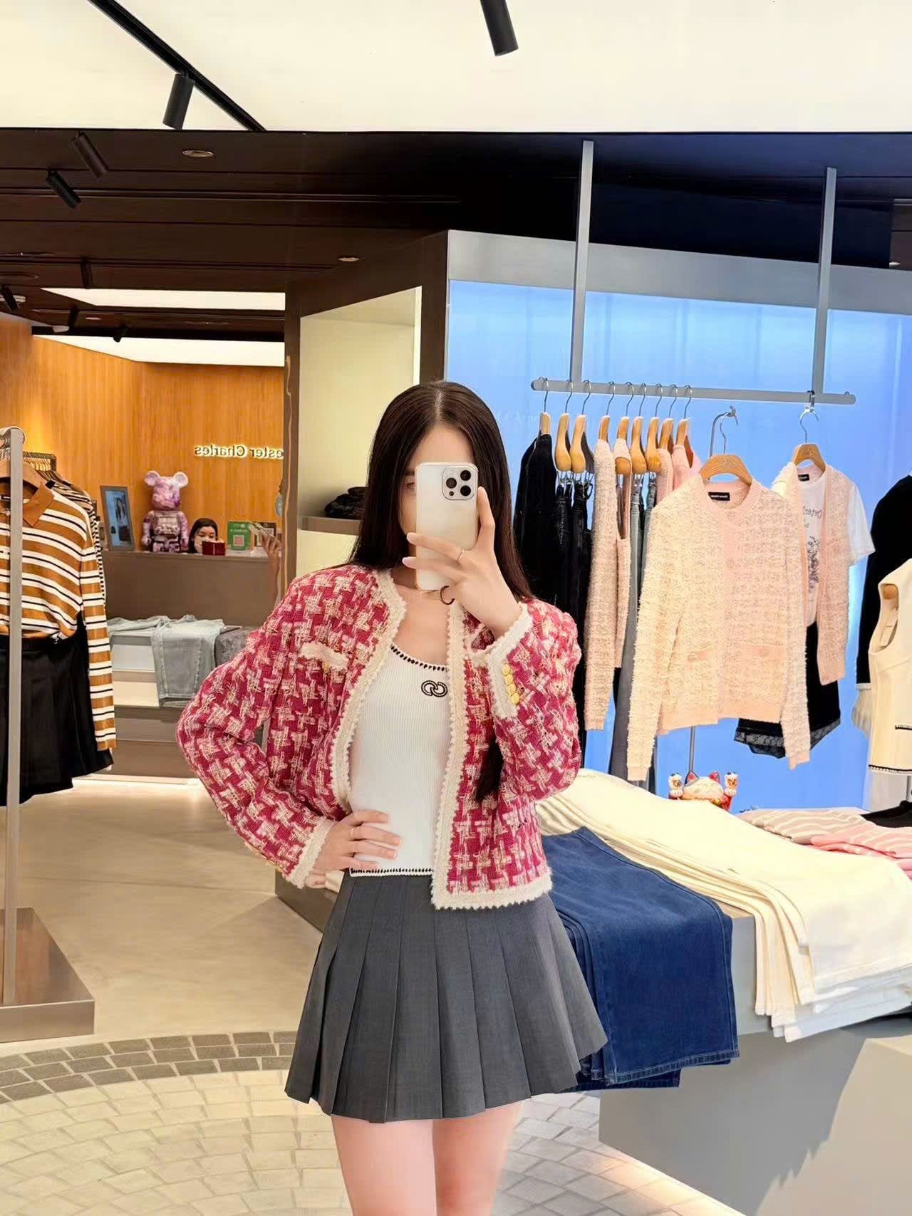  1.Áo dạ kẻ đỏ hồng , viền trắng 