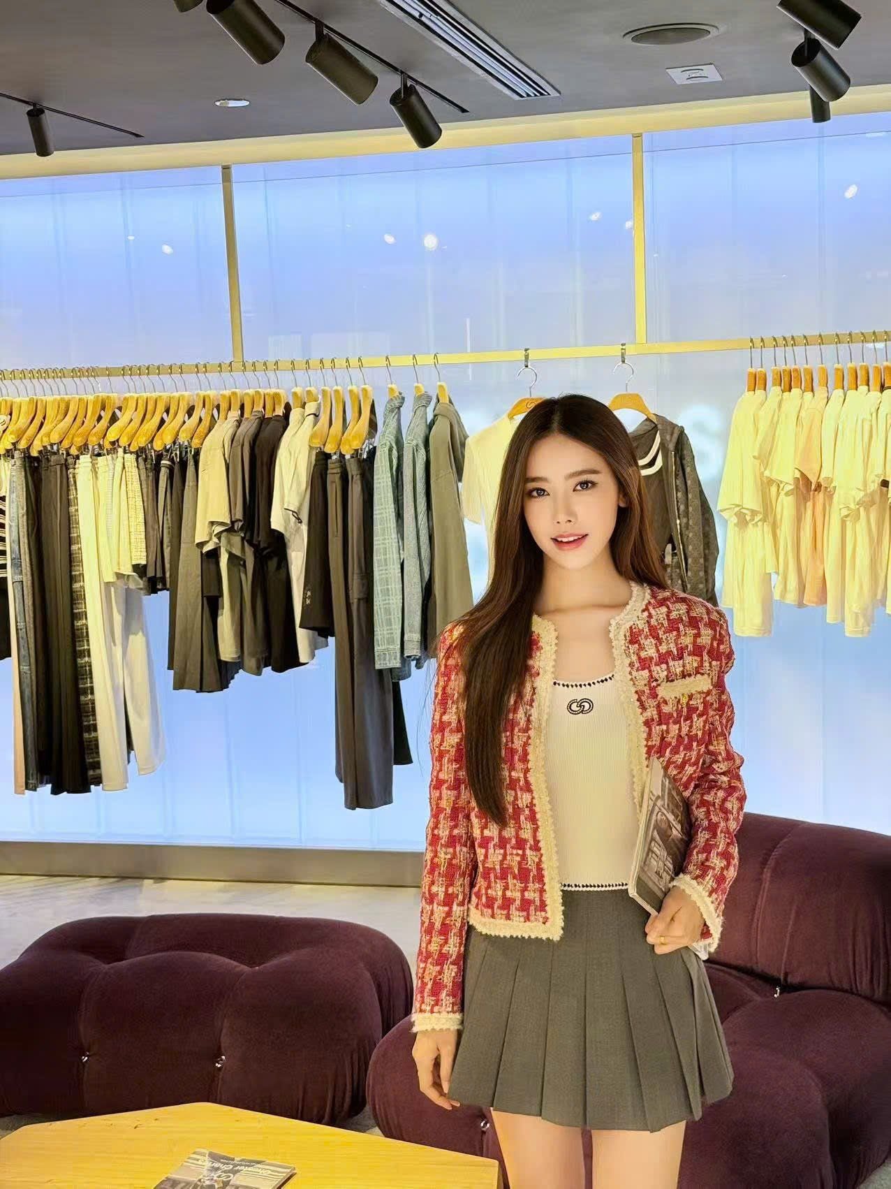  1.Áo dạ kẻ đỏ hồng , viền trắng 