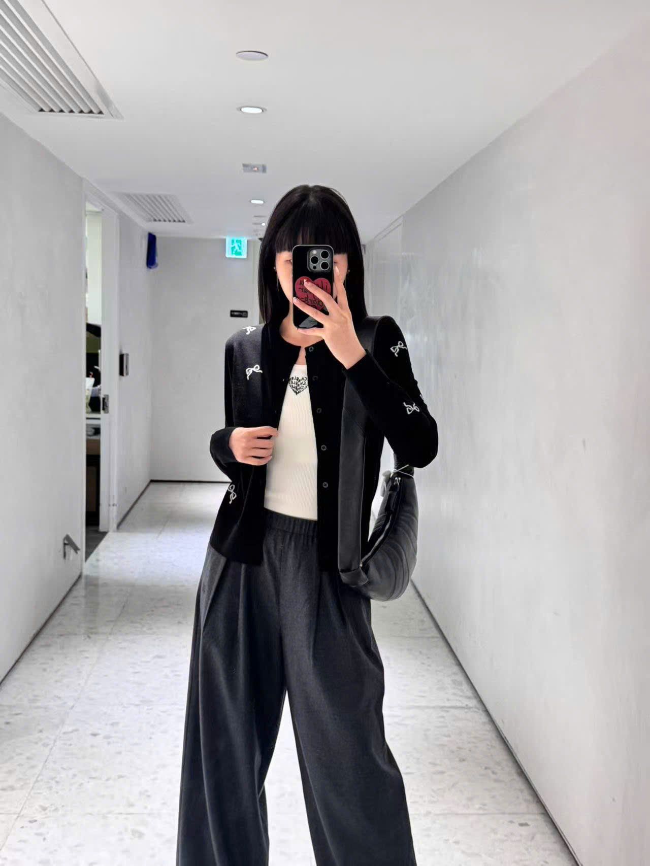  Áo CDG đen nơ trắng, cổ tròn dài tay 