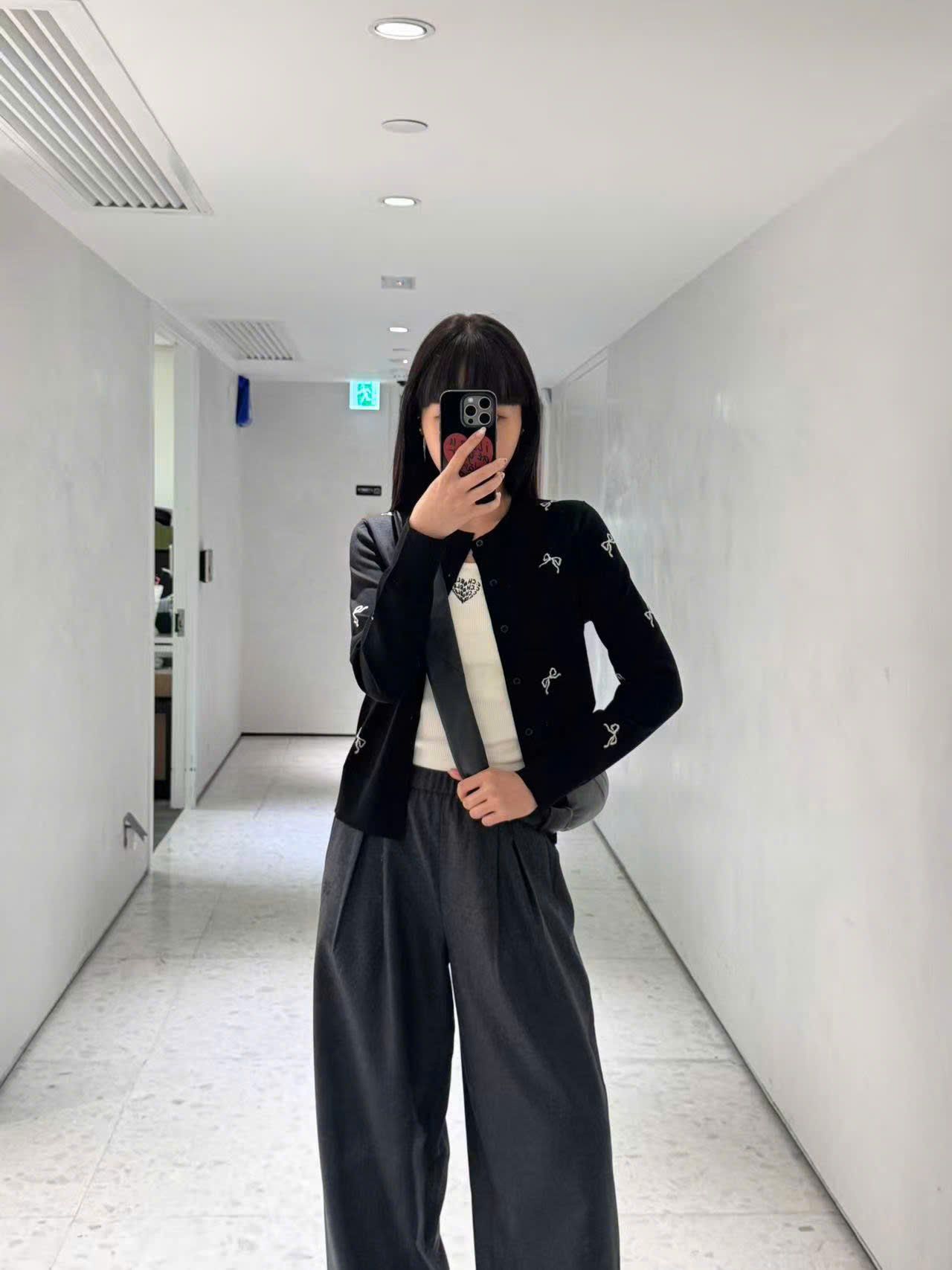  Áo CDG đen nơ trắng, cổ tròn dài tay 