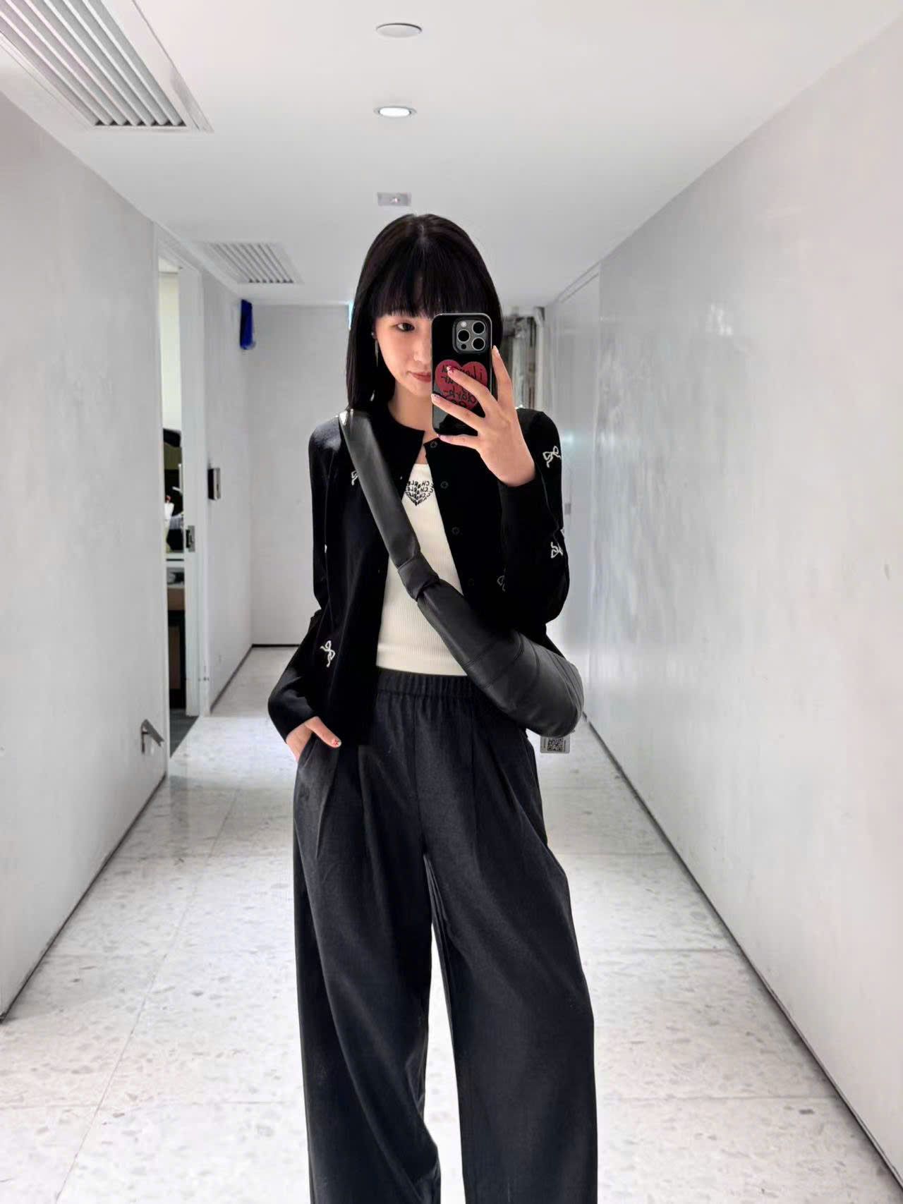  Áo CDG đen nơ trắng, cổ tròn dài tay 