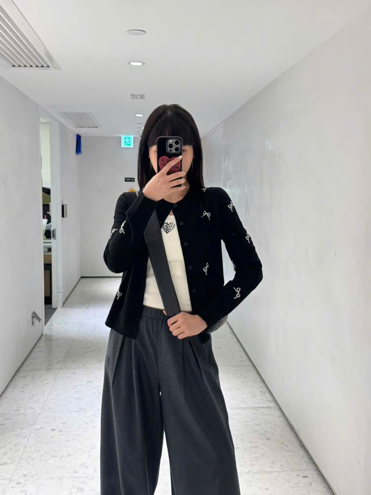  Áo CDG đen nơ trắng, cổ tròn dài tay 