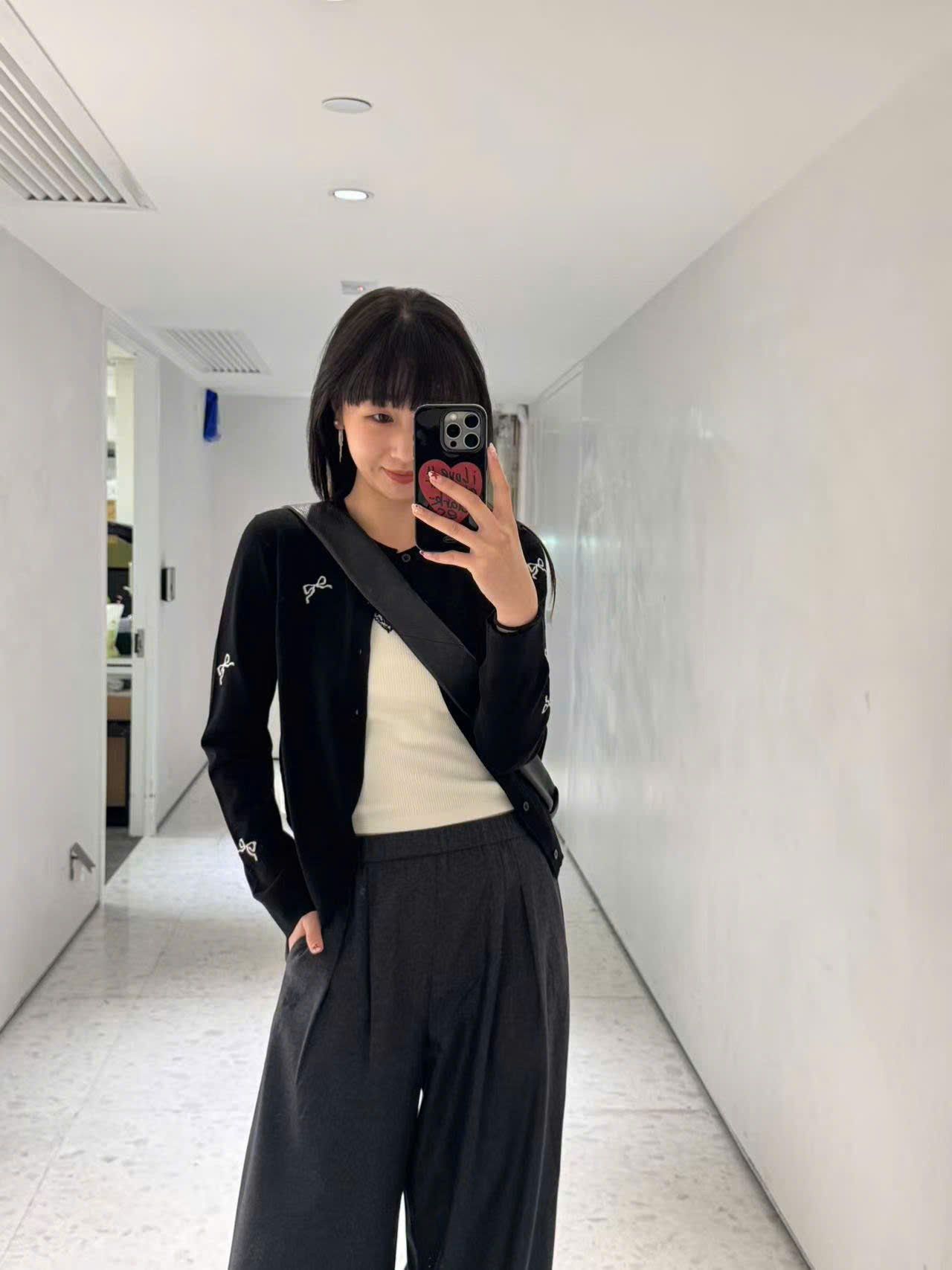  Áo CDG đen nơ trắng, cổ tròn dài tay 