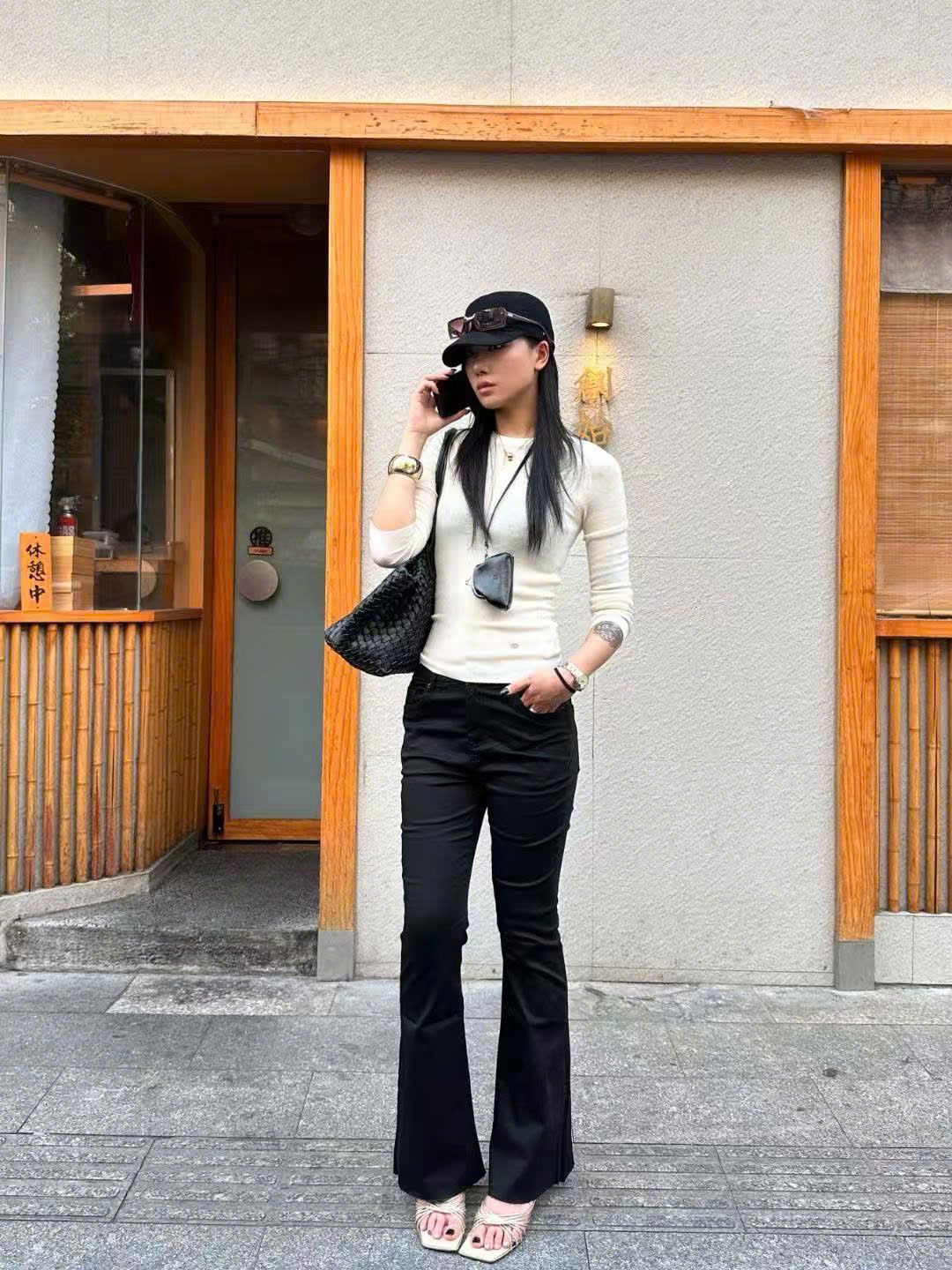  Quần jean đen ôm ống hơi vẩy 