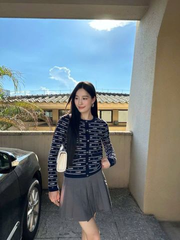  5.Áo CDG xanh navy, kẻ chữ và sao trắng 