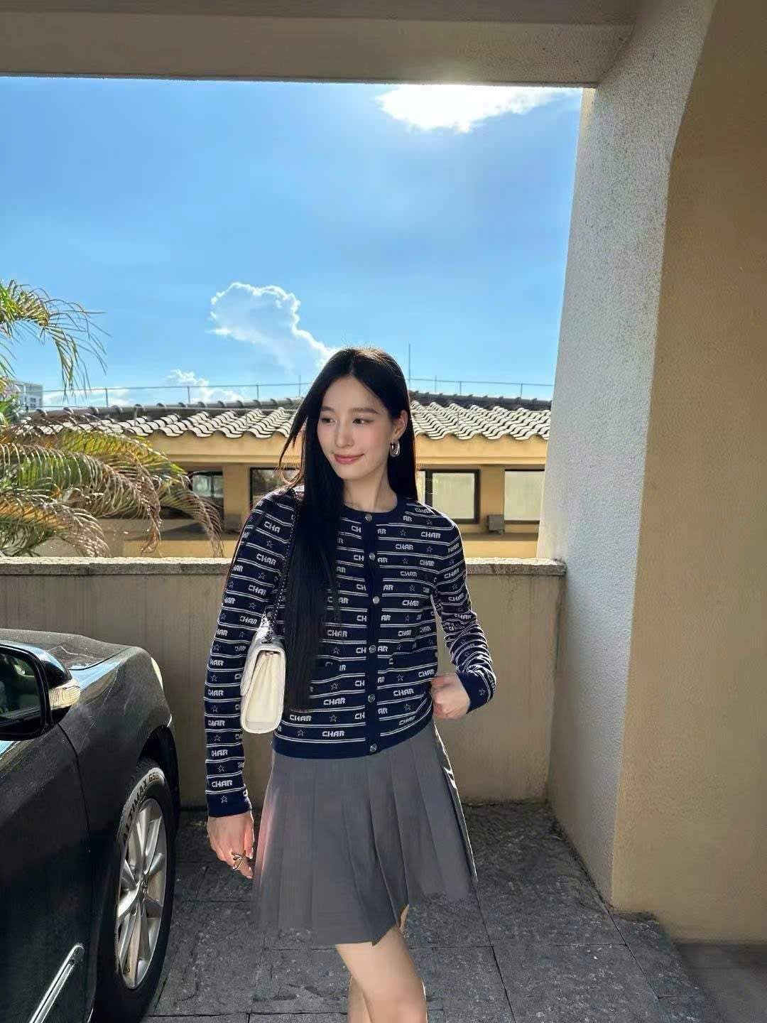  5.Áo CDG xanh navy, kẻ chữ và sao trắng 