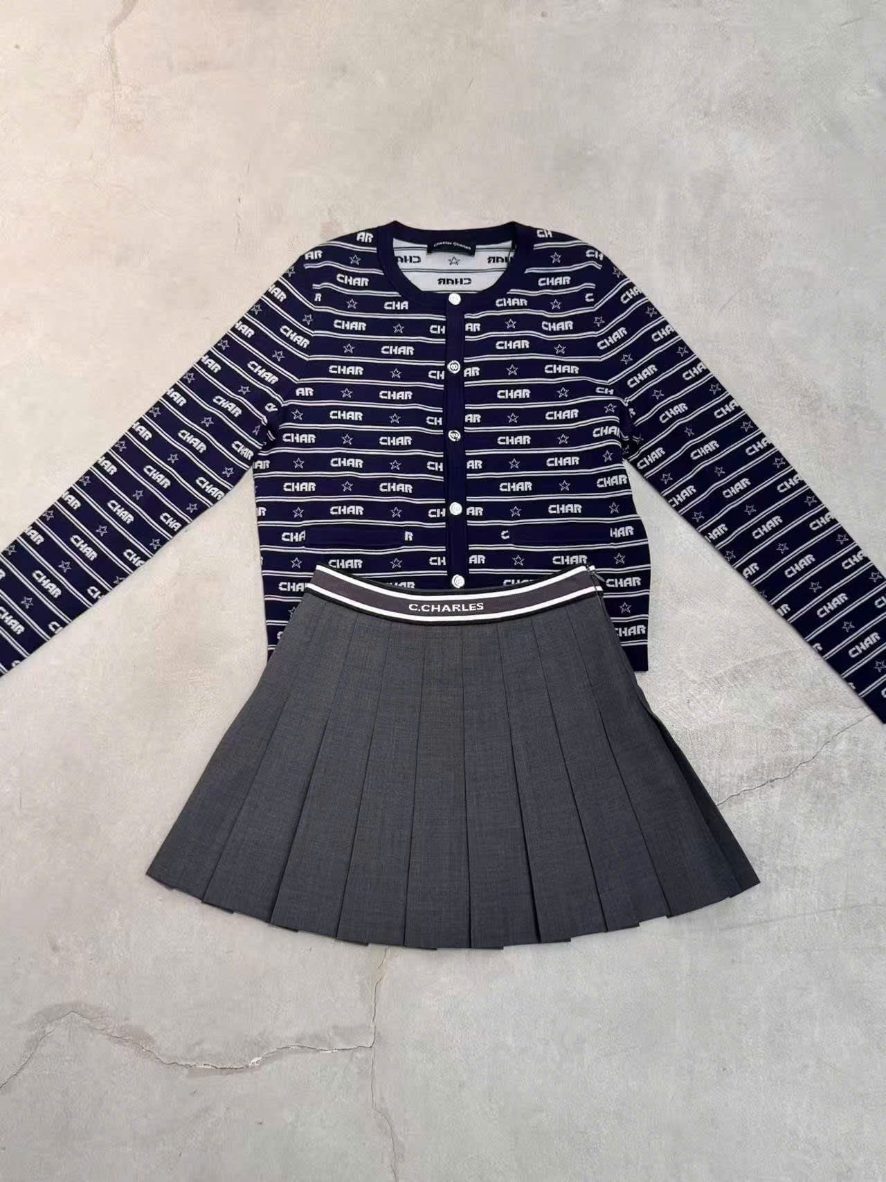  5.Áo CDG xanh navy, kẻ chữ và sao trắng 