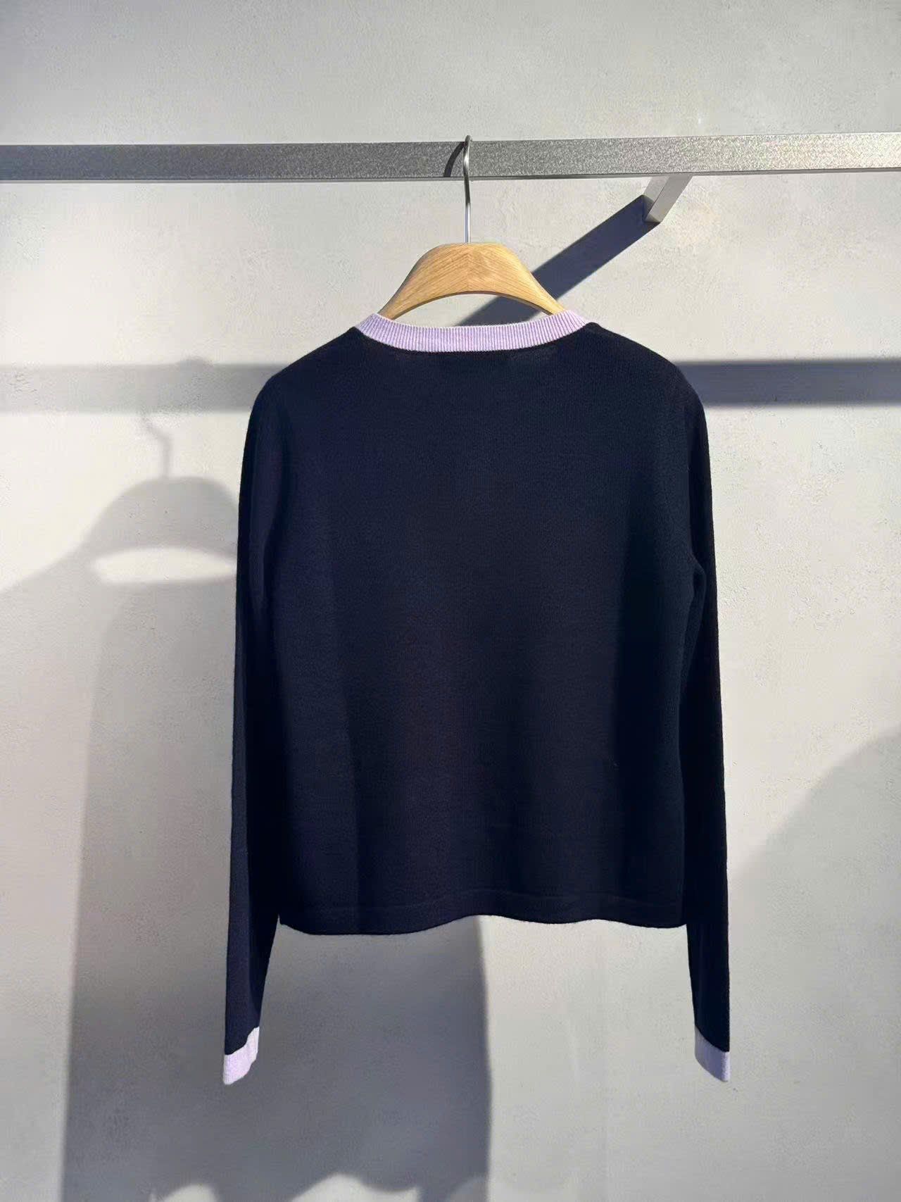  Áo CDG đen 4 túi trước viền tím nhạt 