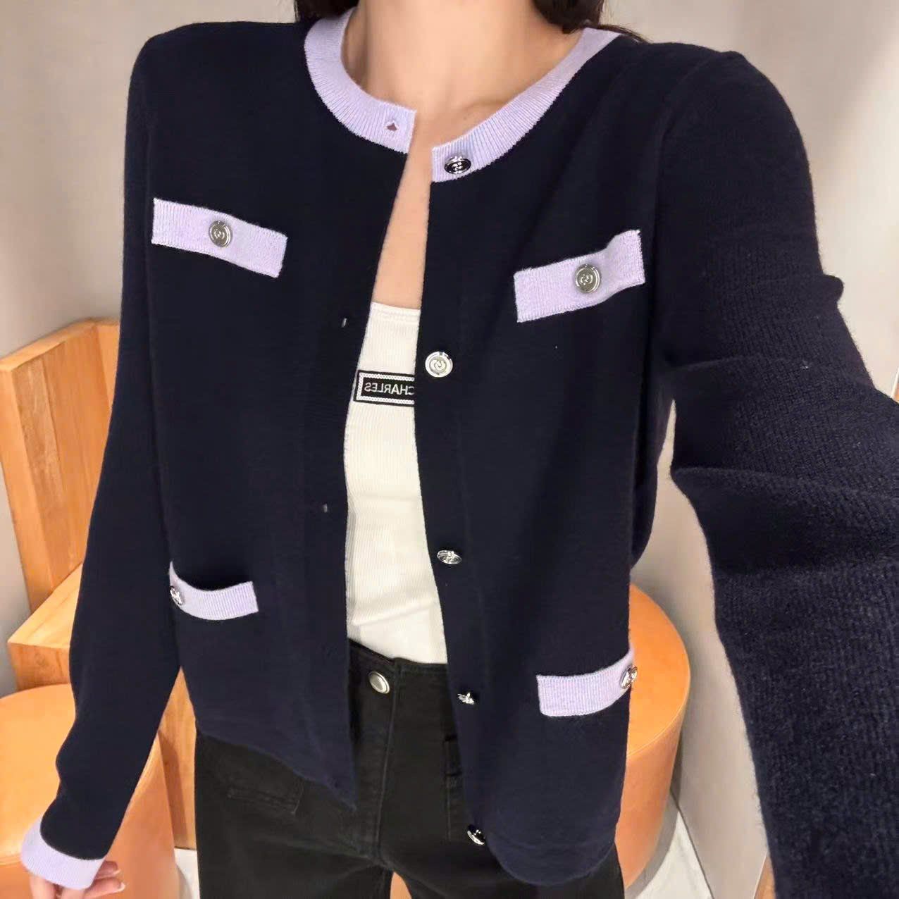  Áo CDG đen 4 túi trước viền tím nhạt 