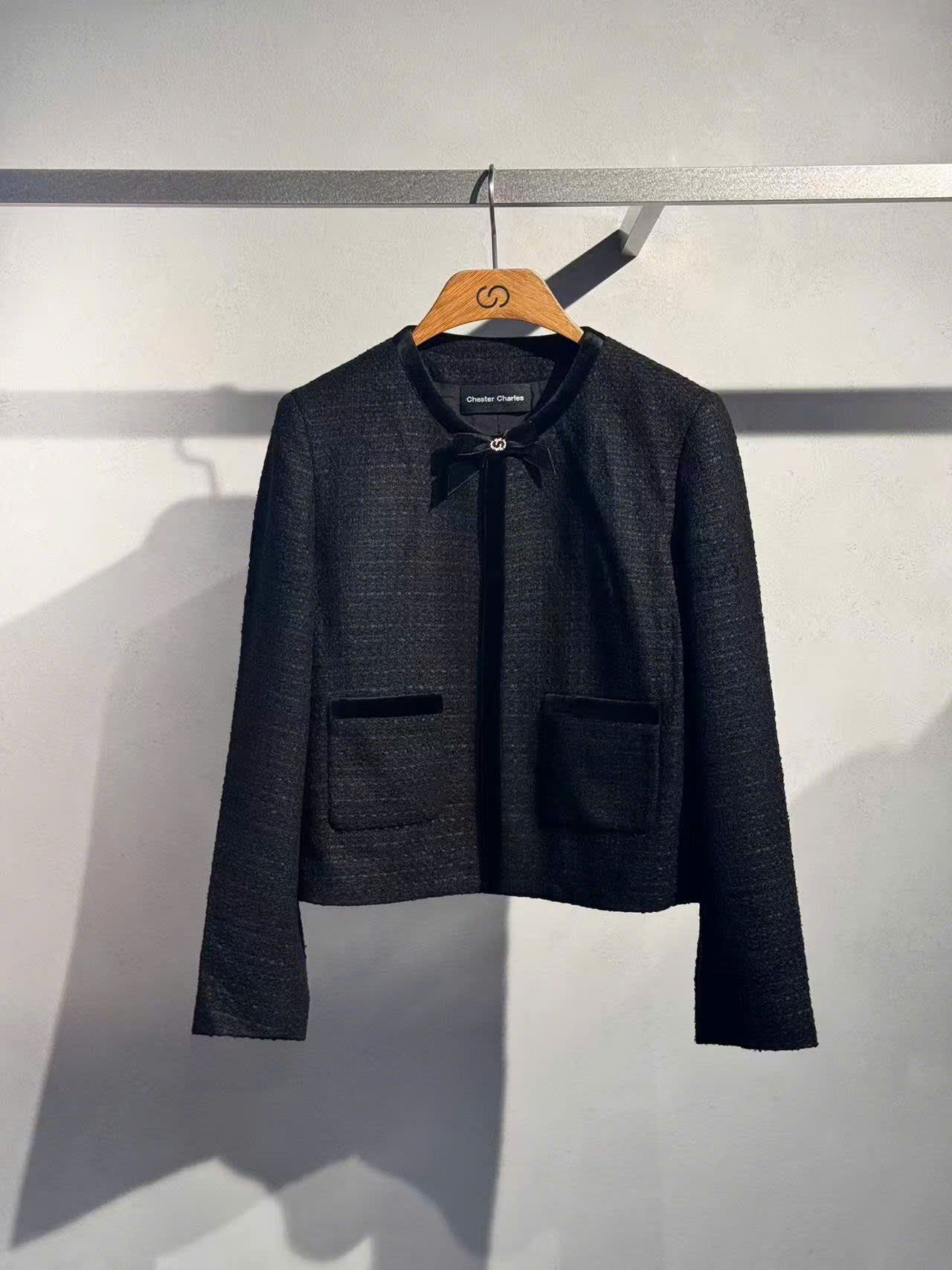  2.Áo tweed đen đính nơ cổ 