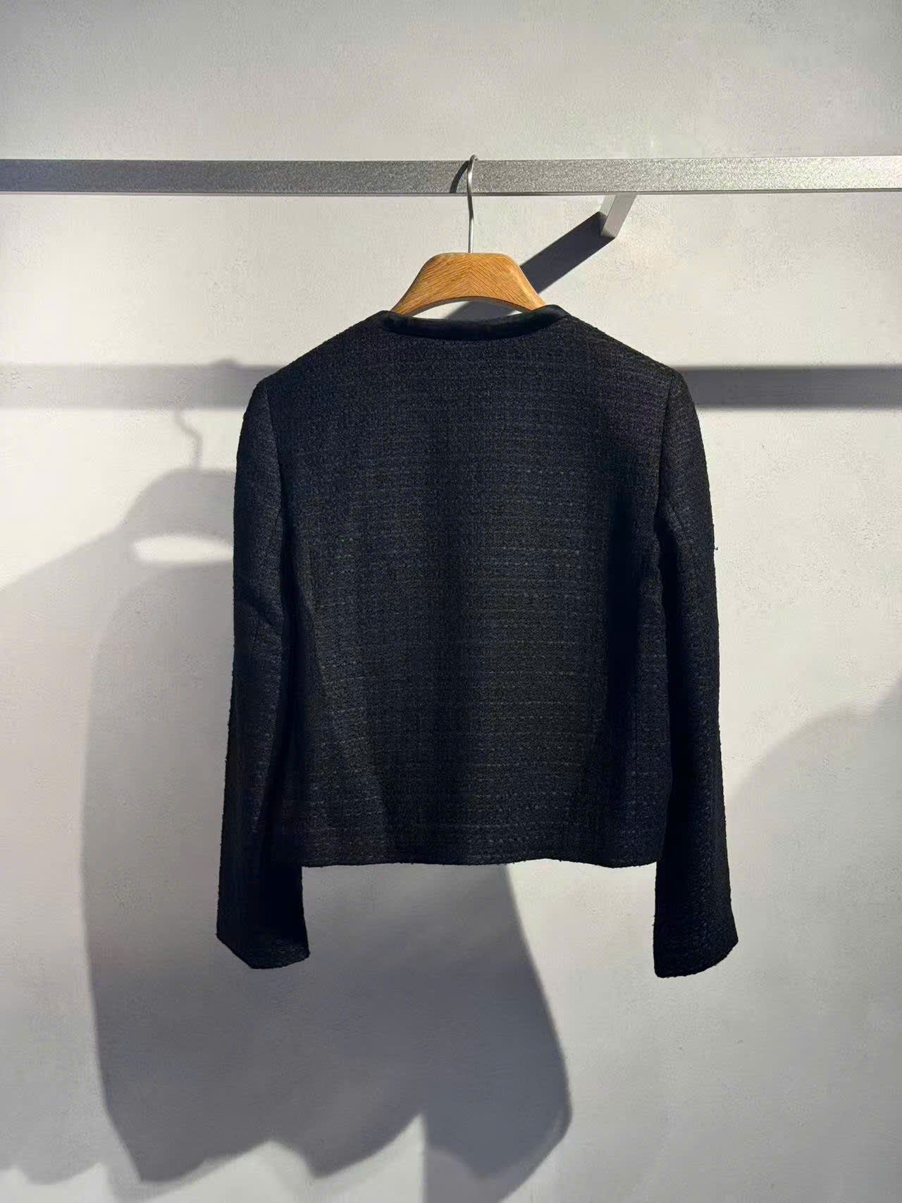  2.Áo tweed đen đính nơ cổ 