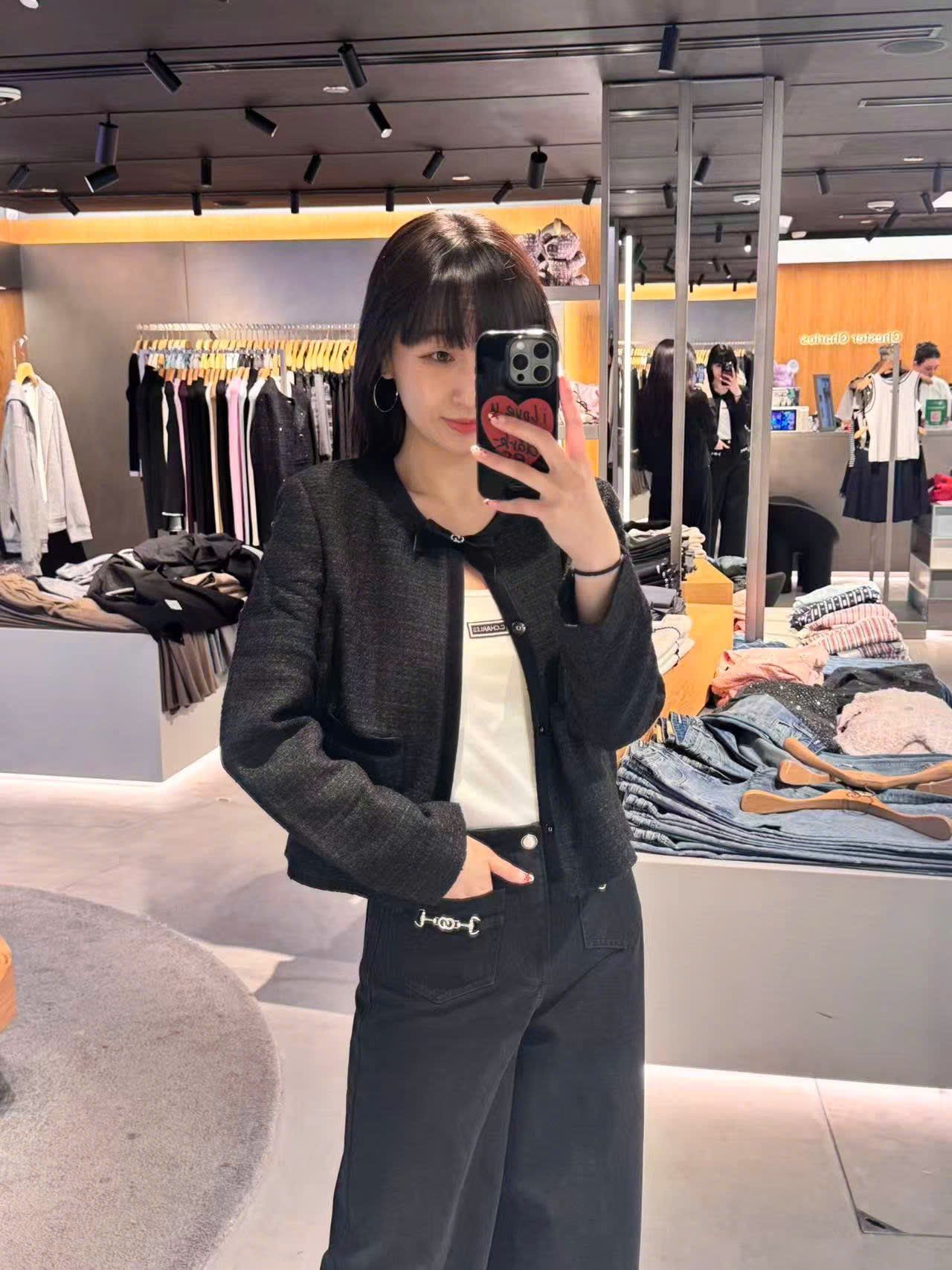  2.Áo tweed đen đính nơ cổ 