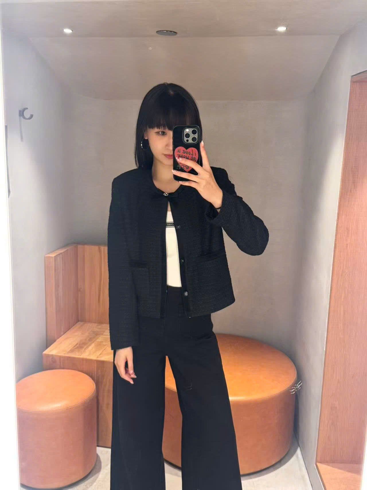  2.Áo tweed đen đính nơ cổ 