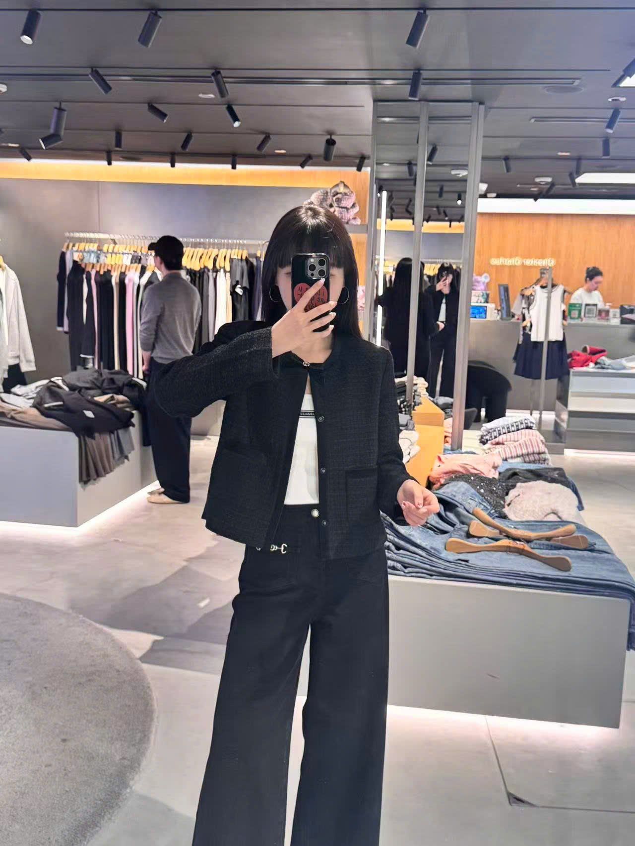  2.Áo tweed đen đính nơ cổ 