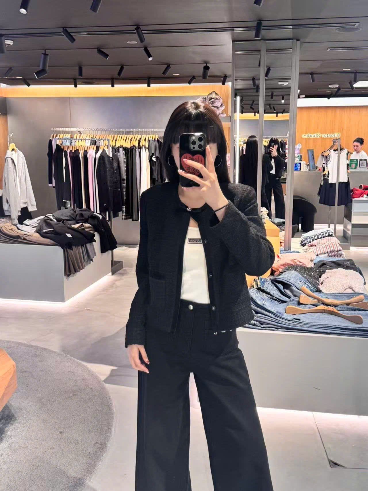  2.Áo tweed đen đính nơ cổ 