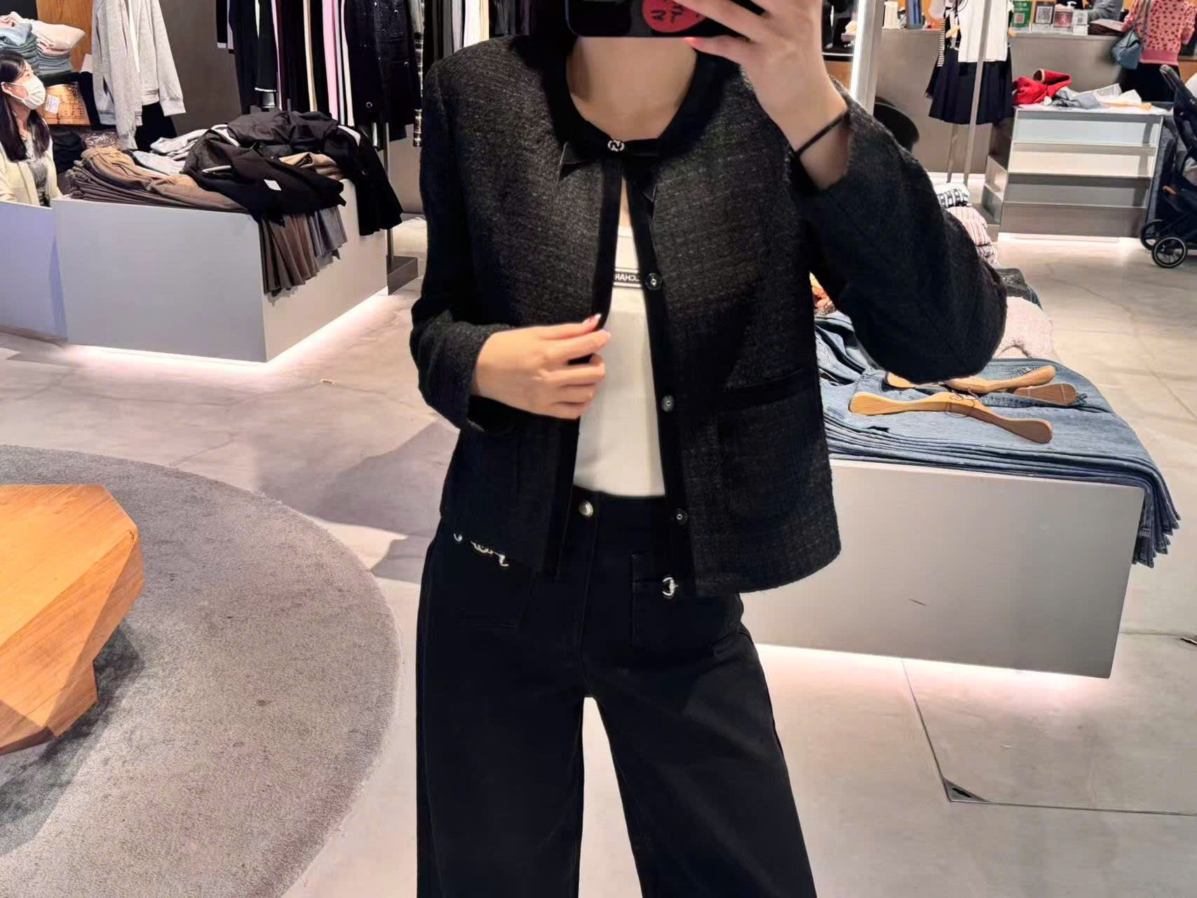  2.Áo tweed đen đính nơ cổ 