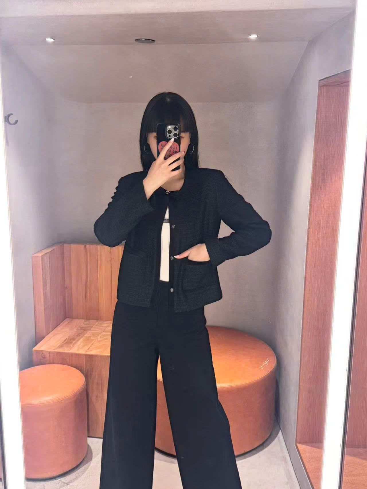  2.Áo tweed đen đính nơ cổ 