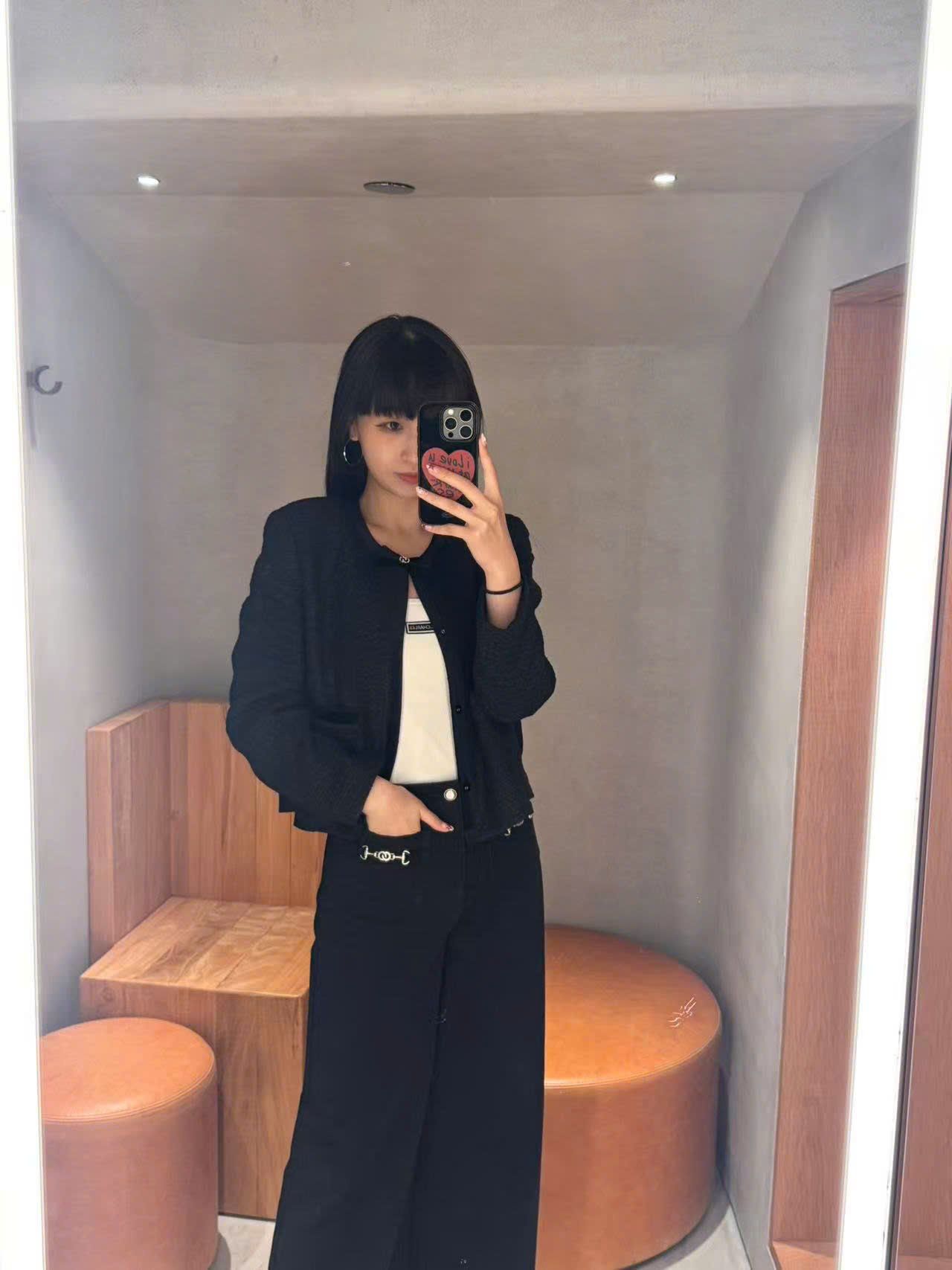  2.Áo tweed đen đính nơ cổ 