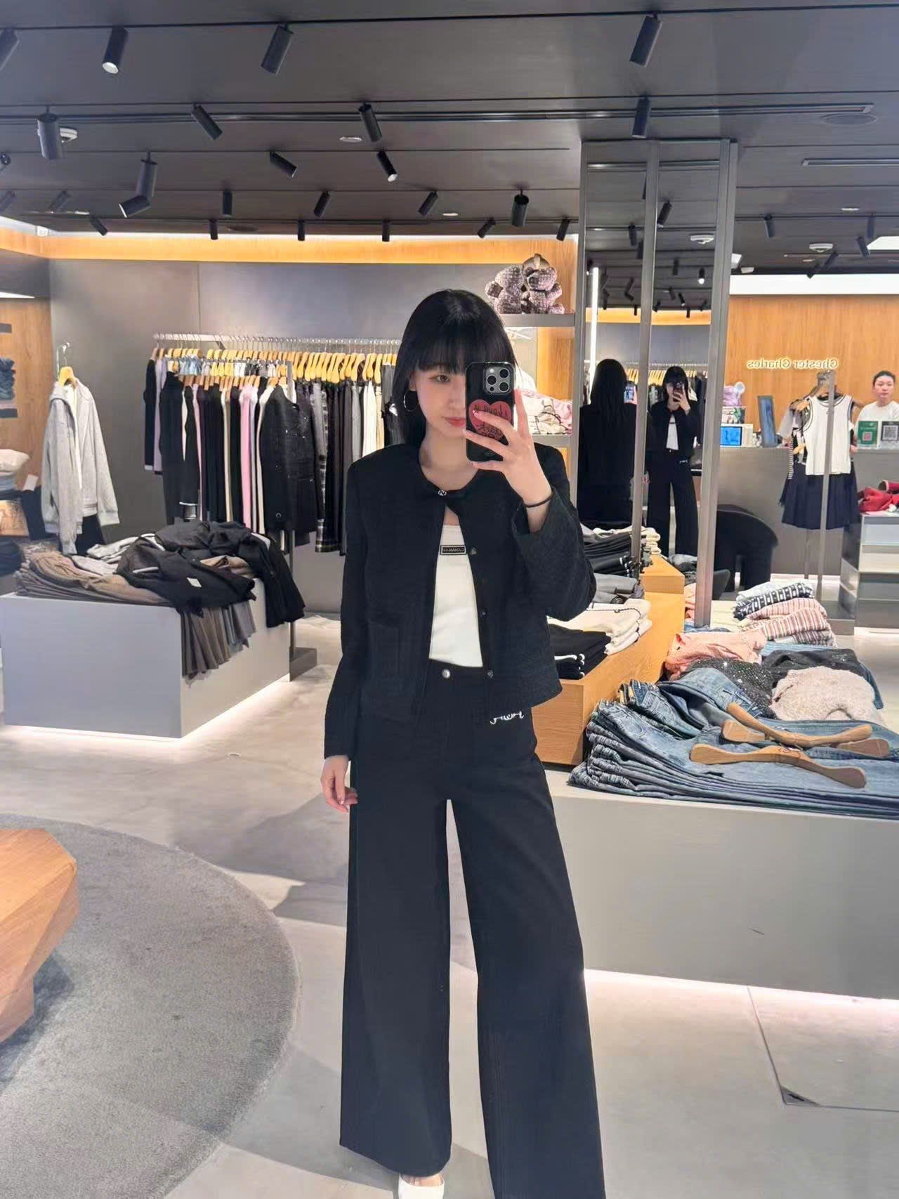  2.Áo tweed đen đính nơ cổ 