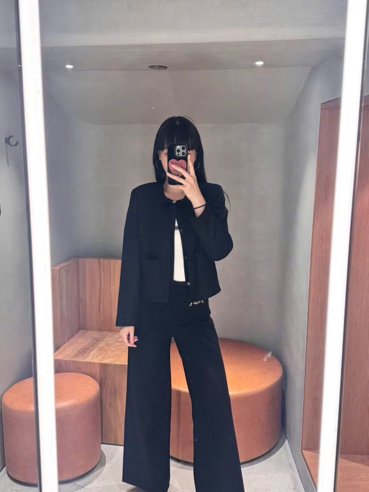  2.Áo tweed đen đính nơ cổ 