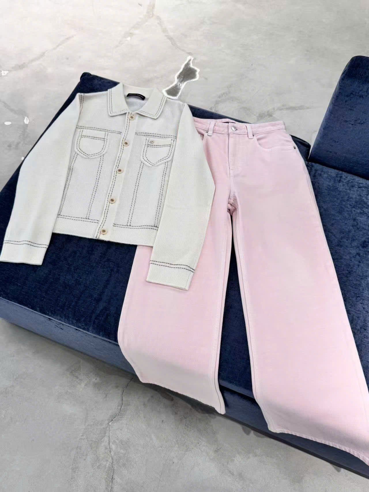  Áo CDG trắng, cổ bẻ, thêu viền nổi 