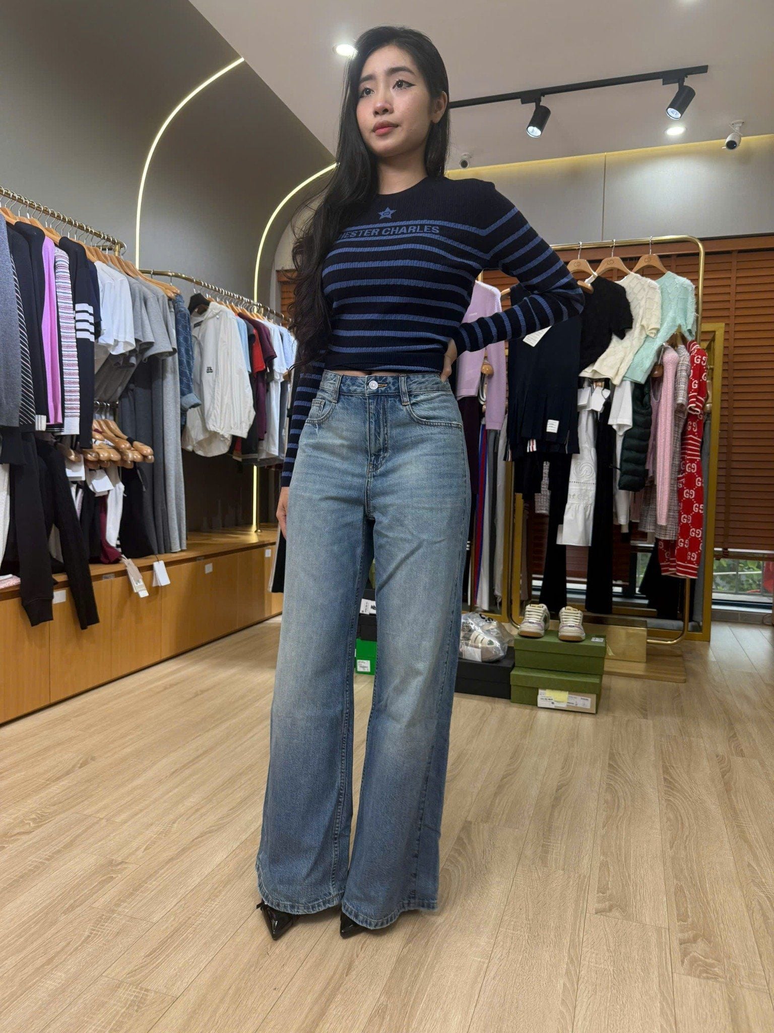  5.Quần jean xanh SS25 chữ chồng nhau 1 bên túi 