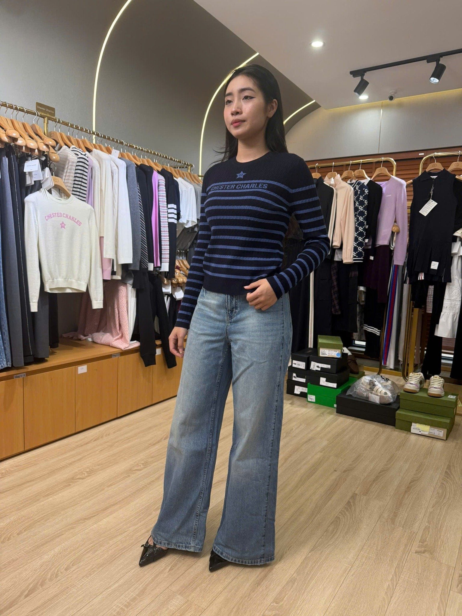  5.Quần jean xanh SS25 chữ chồng nhau 1 bên túi 