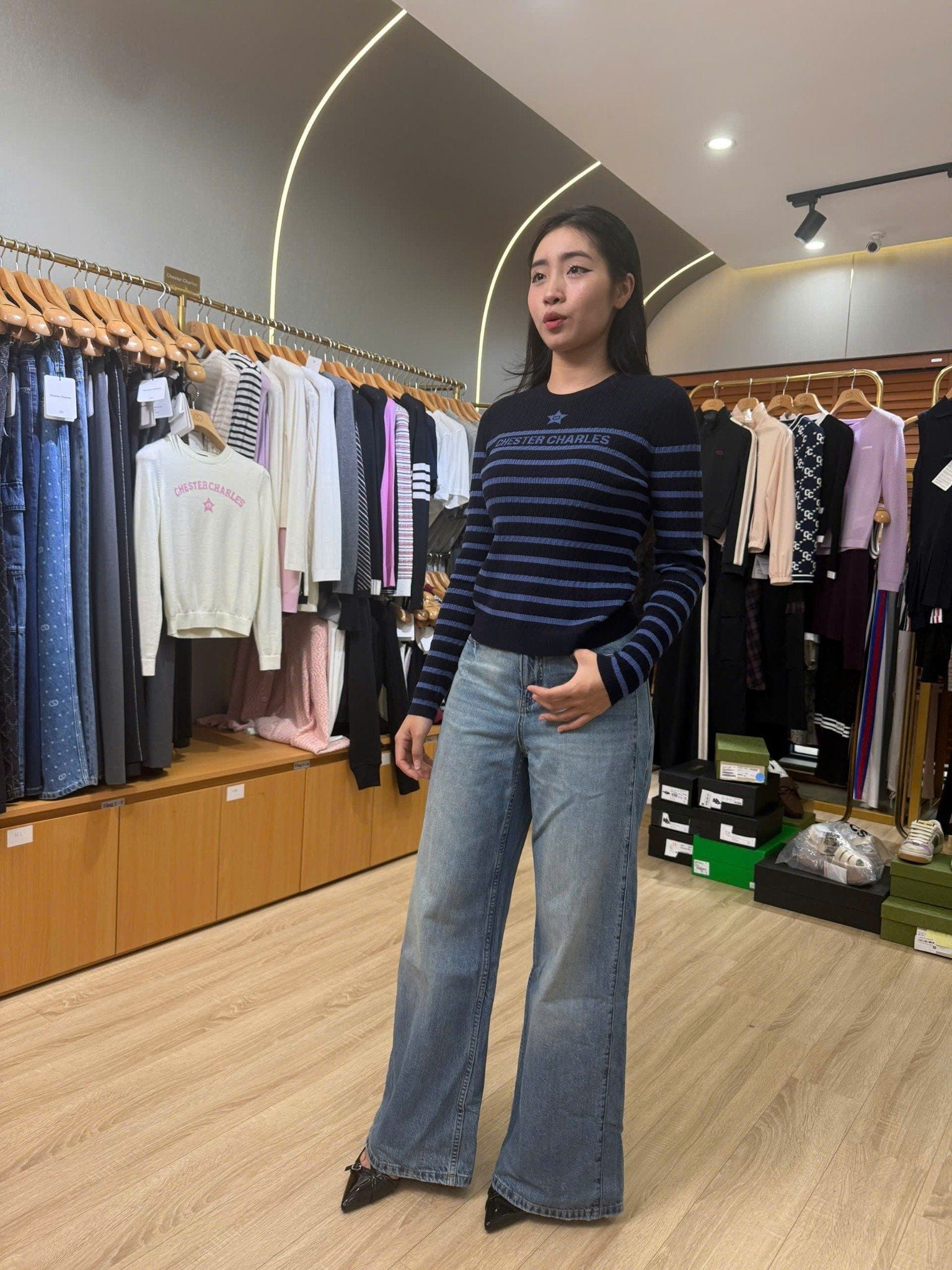  5.Quần jean xanh SS25 chữ chồng nhau 1 bên túi 