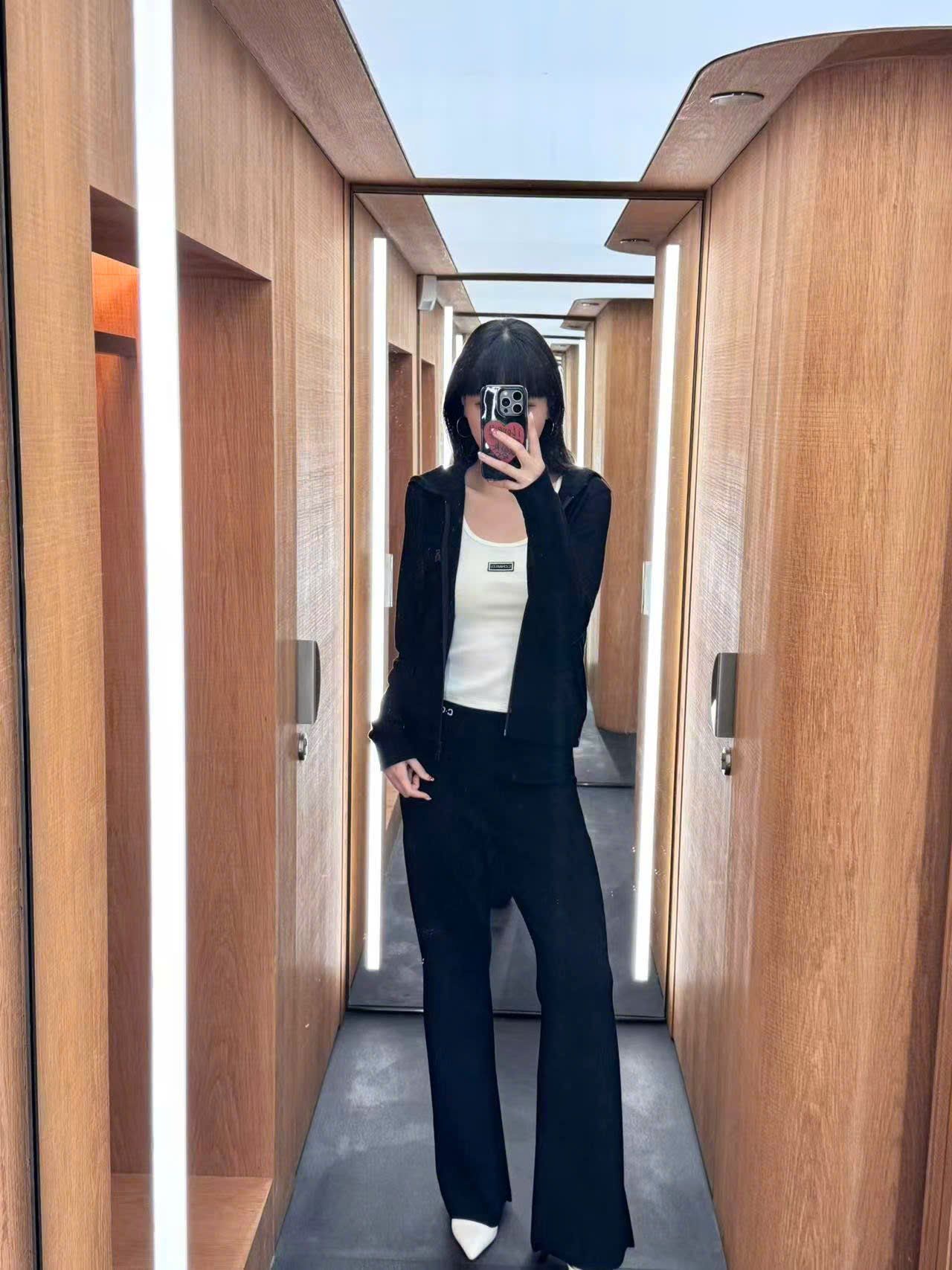  Áo khoác đen có mũ , gấu đỏ 