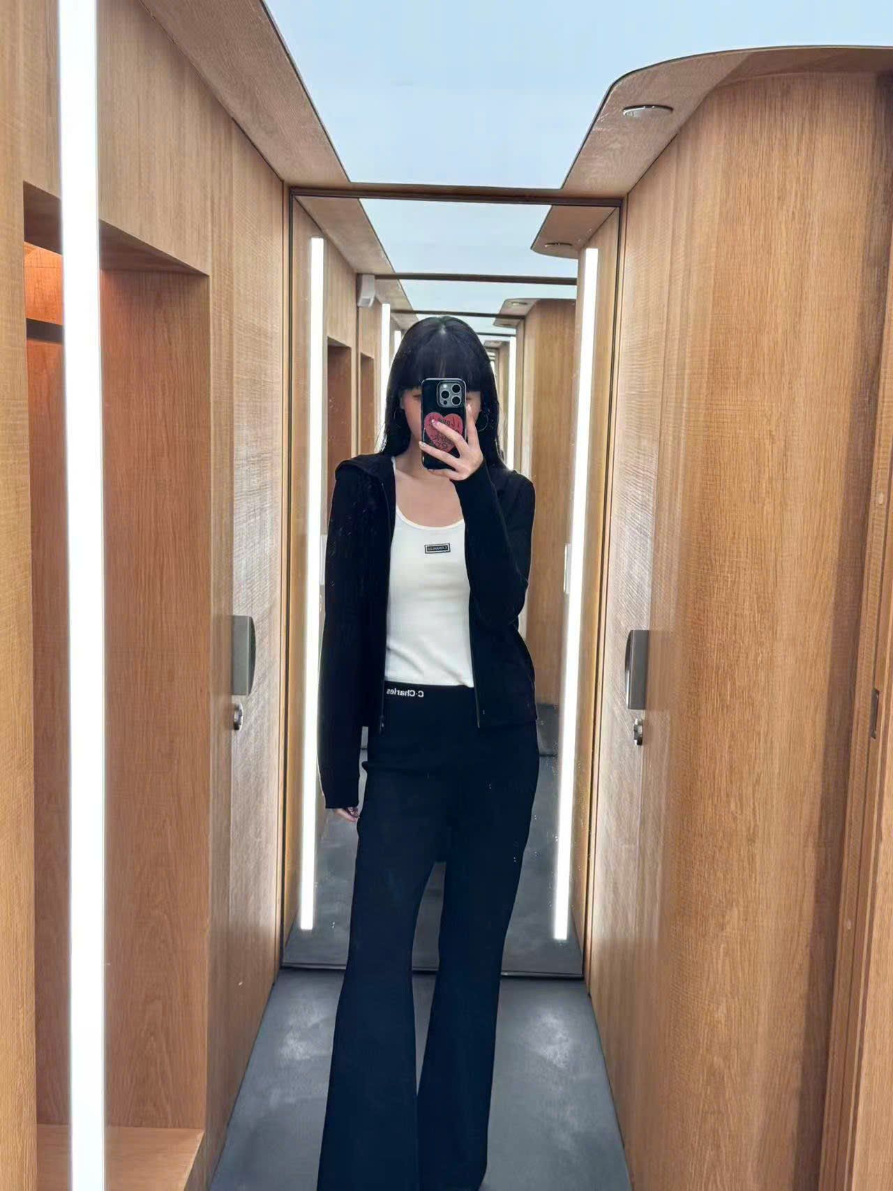  Áo khoác đen có mũ , gấu đỏ 