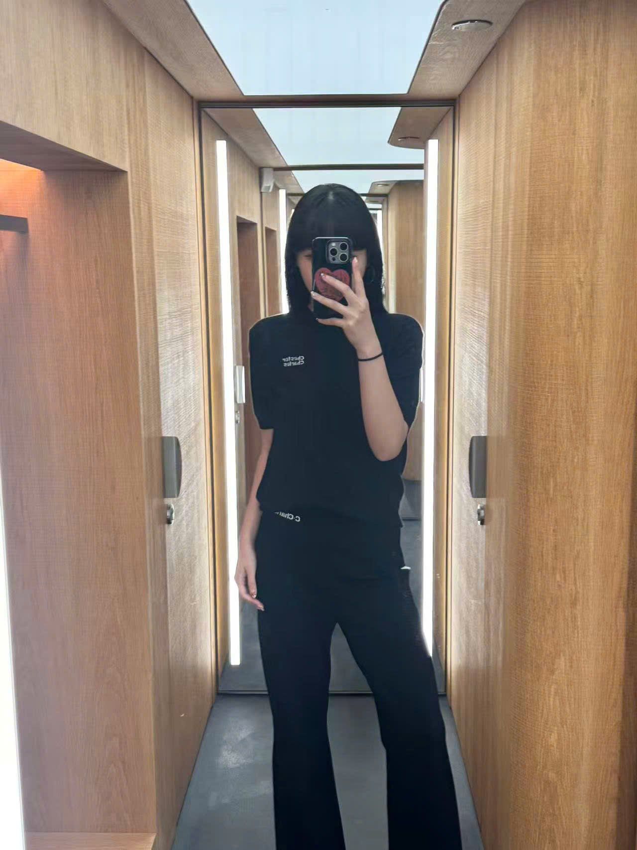  Áo len đen, cổ tròn, ngắn tay- chữ trắng 1 bên 