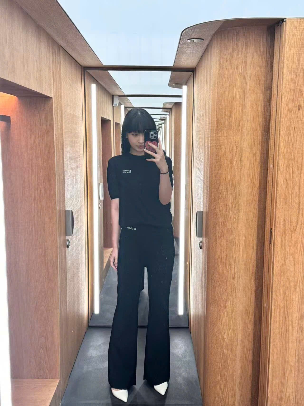  Áo len đen, cổ tròn, ngắn tay- chữ trắng 1 bên 