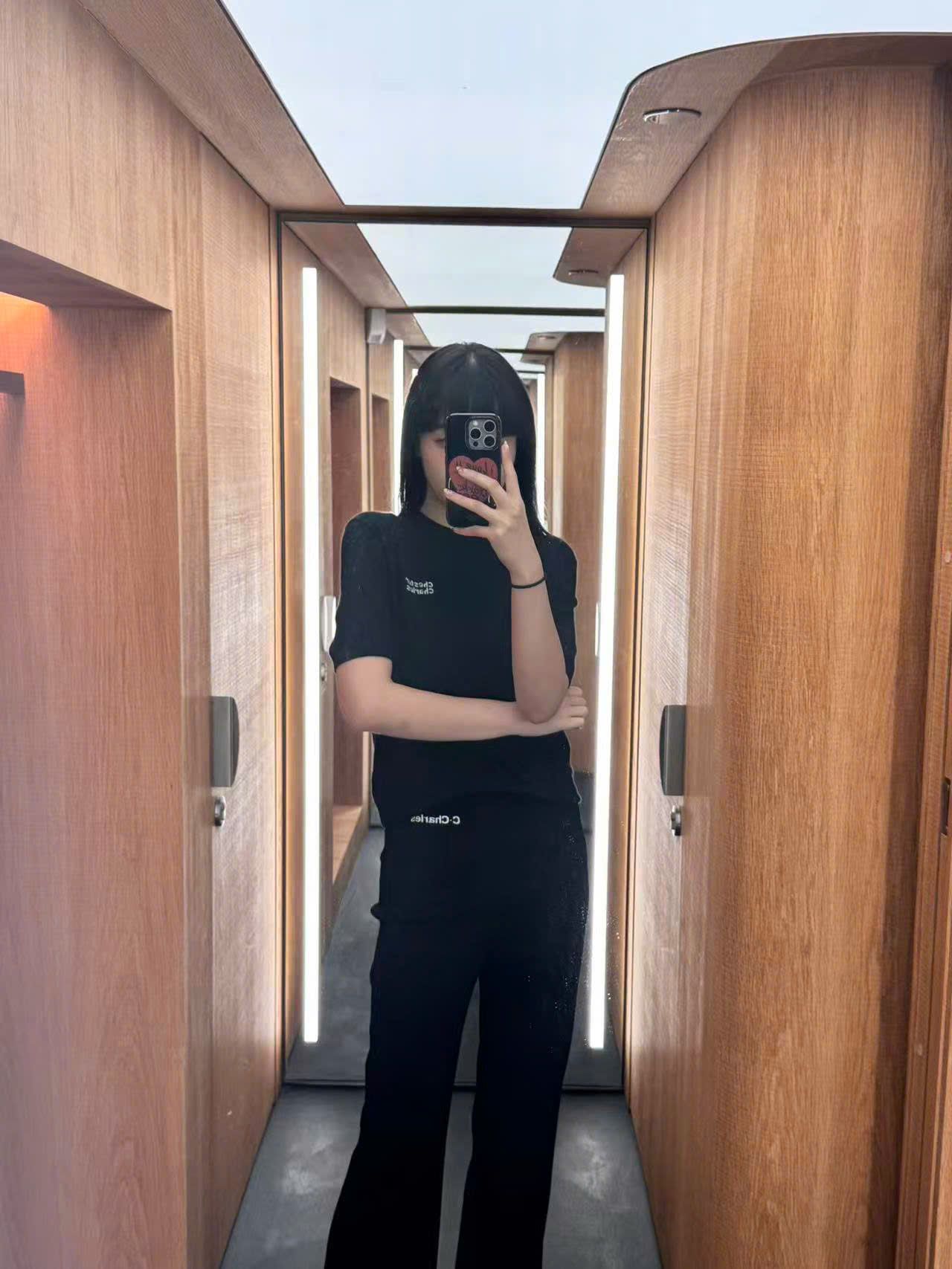  Áo len đen, cổ tròn, ngắn tay- chữ trắng 1 bên 