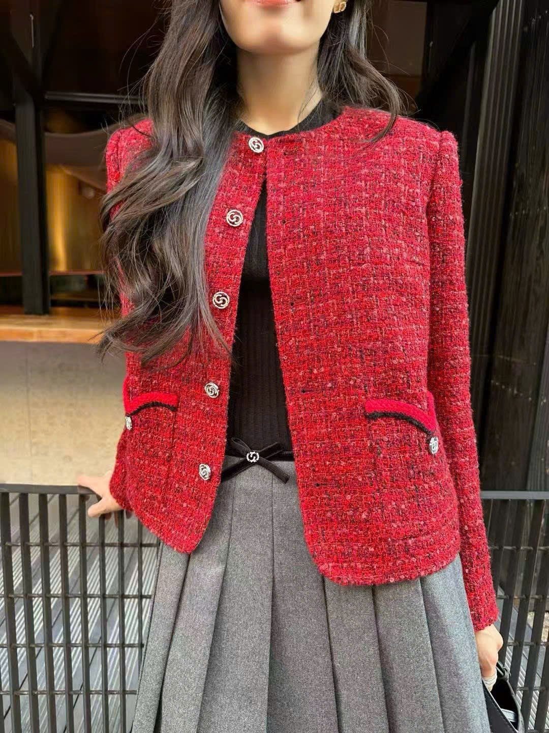  Áo Twed đỏ - logo 2 túi V 