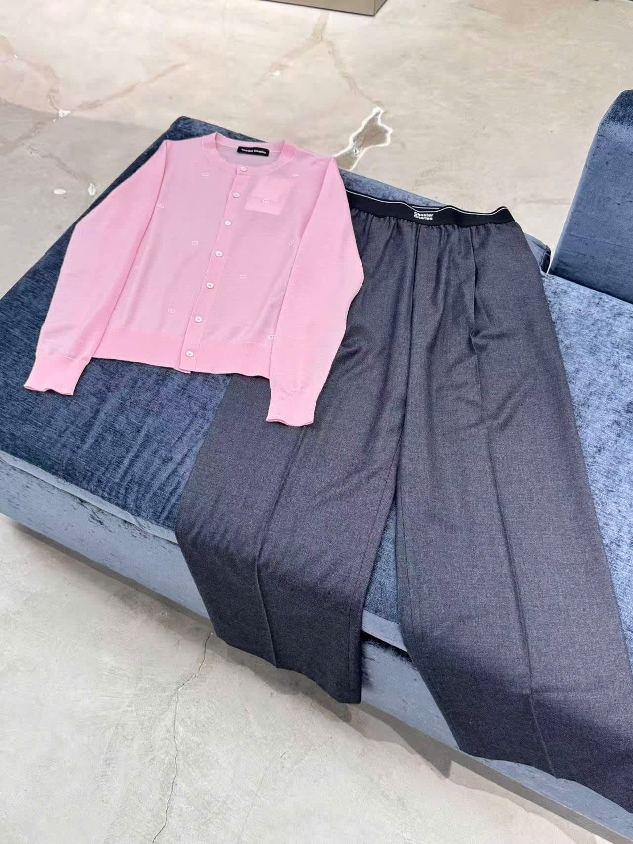  Áo CDG hồng dài tay, logo trắng nhỏ 