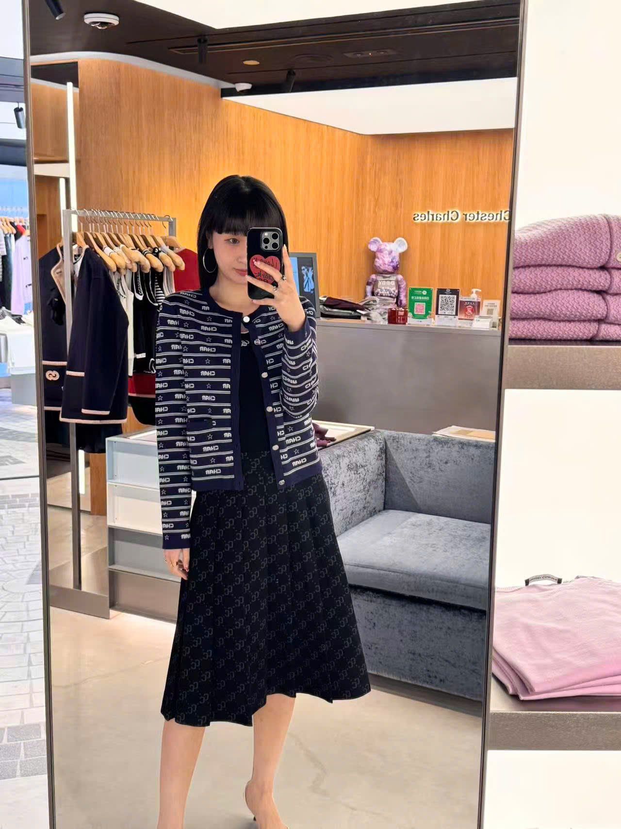  5.Áo CDG xanh navy, kẻ chữ và sao trắng 