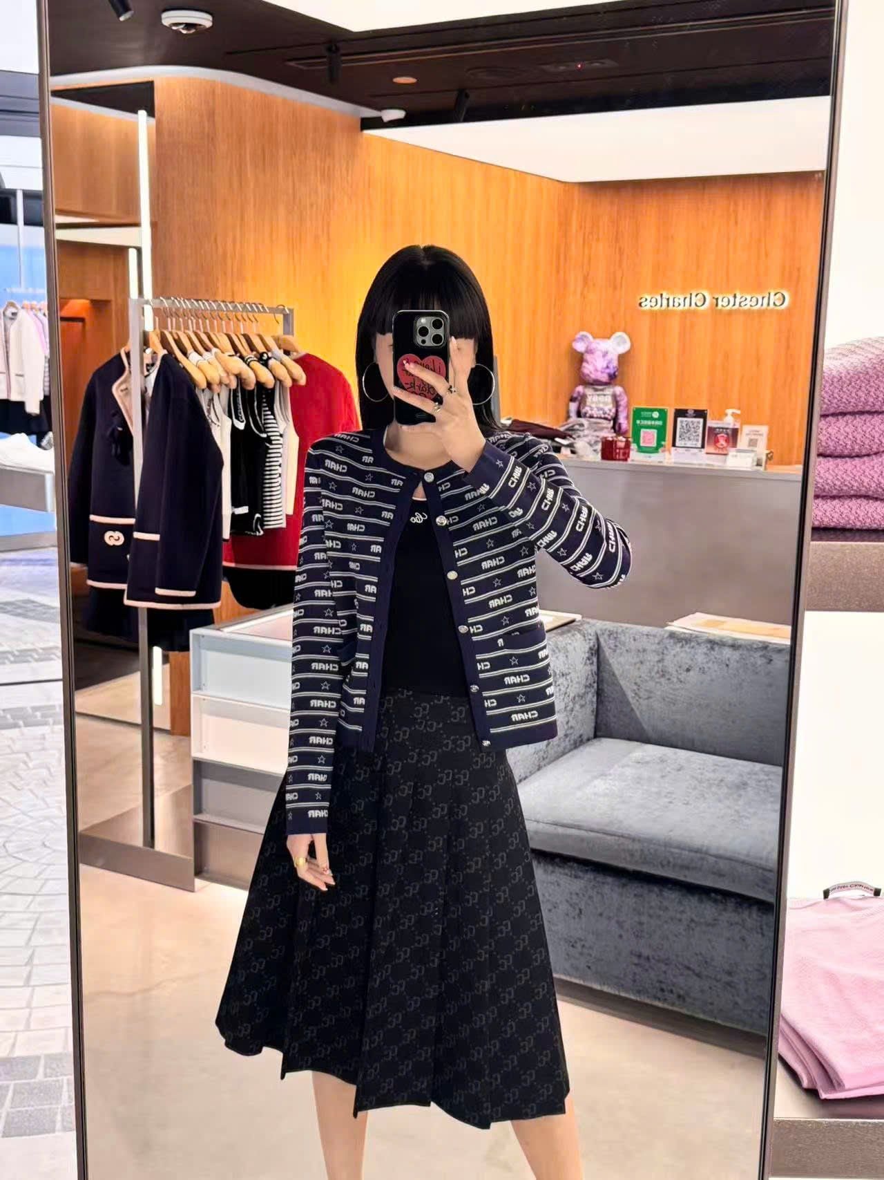  5.Áo CDG xanh navy, kẻ chữ và sao trắng 