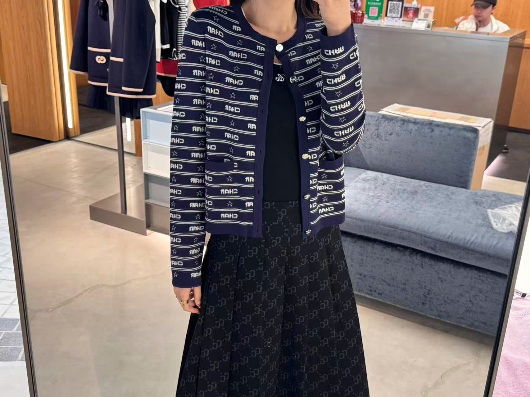  5.Áo CDG xanh navy, kẻ chữ và sao trắng 