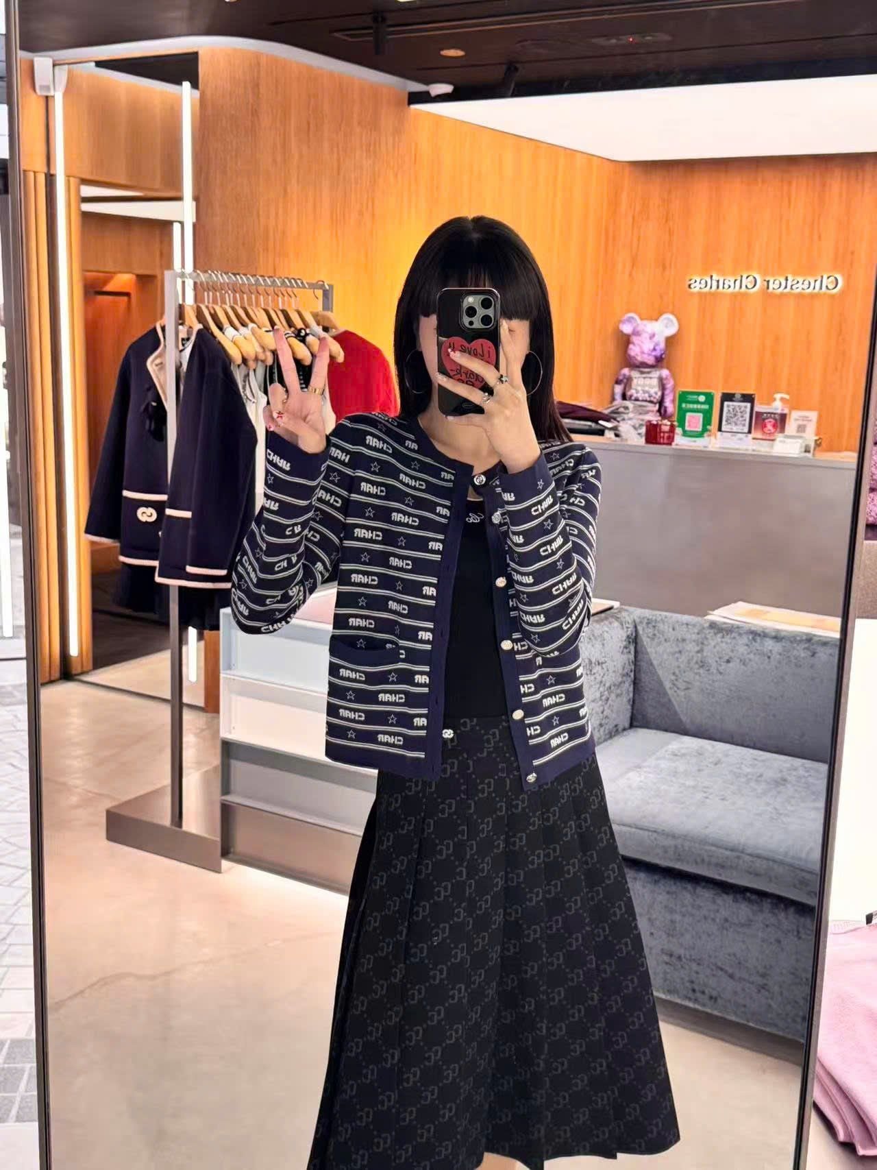  5.Áo CDG xanh navy, kẻ chữ và sao trắng 