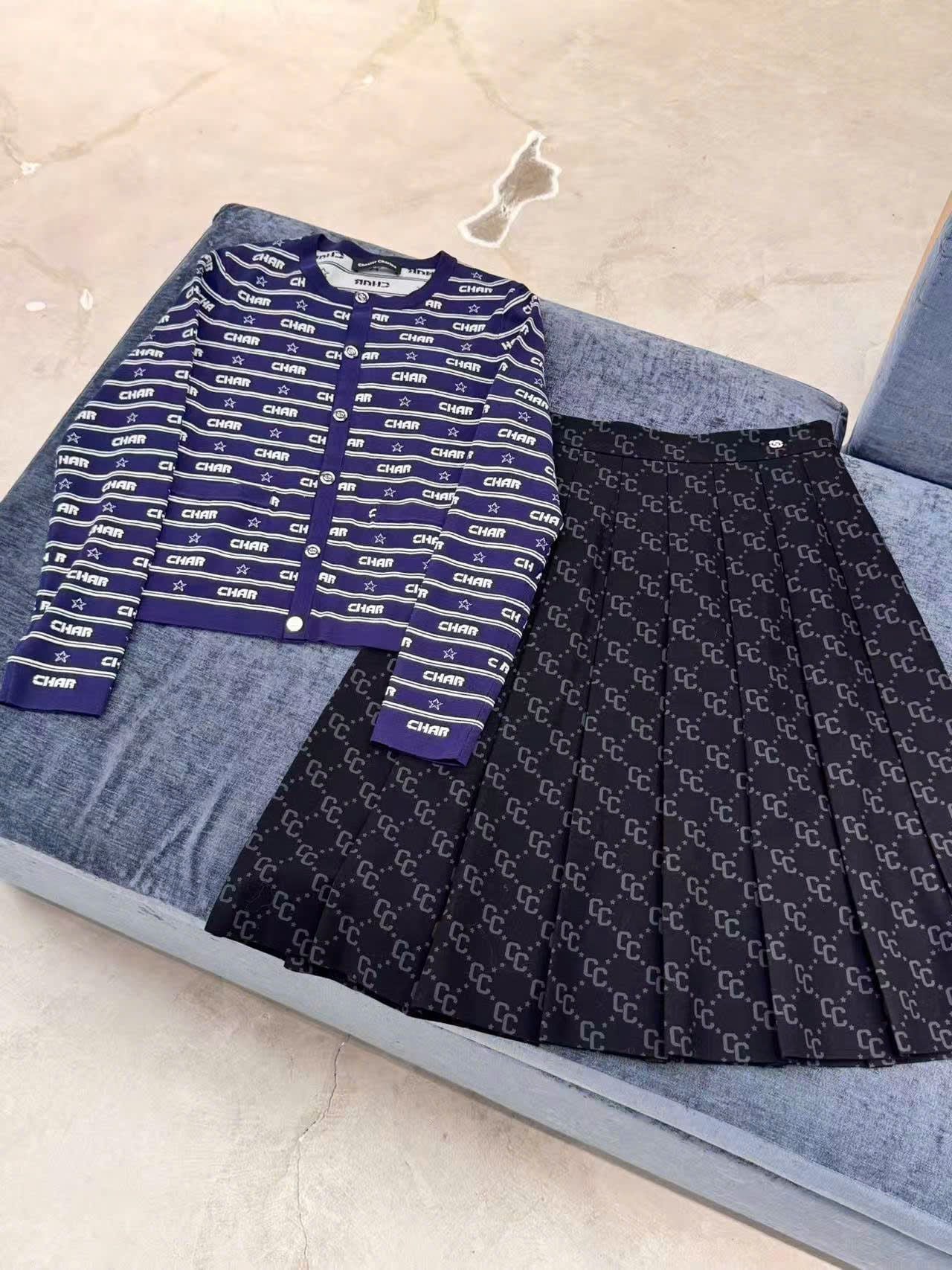  5.Áo CDG xanh navy, kẻ chữ và sao trắng 