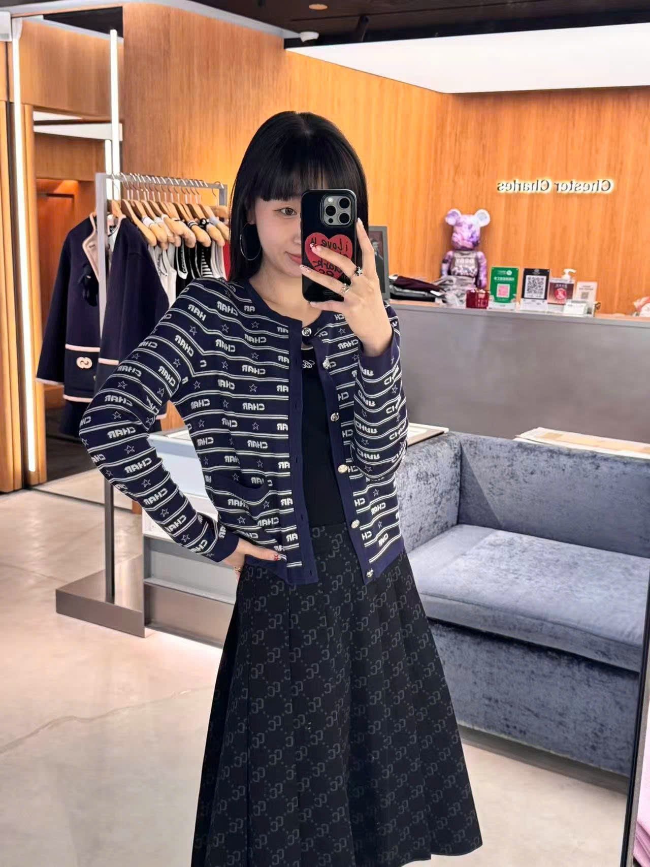  5.Áo CDG xanh navy, kẻ chữ và sao trắng 