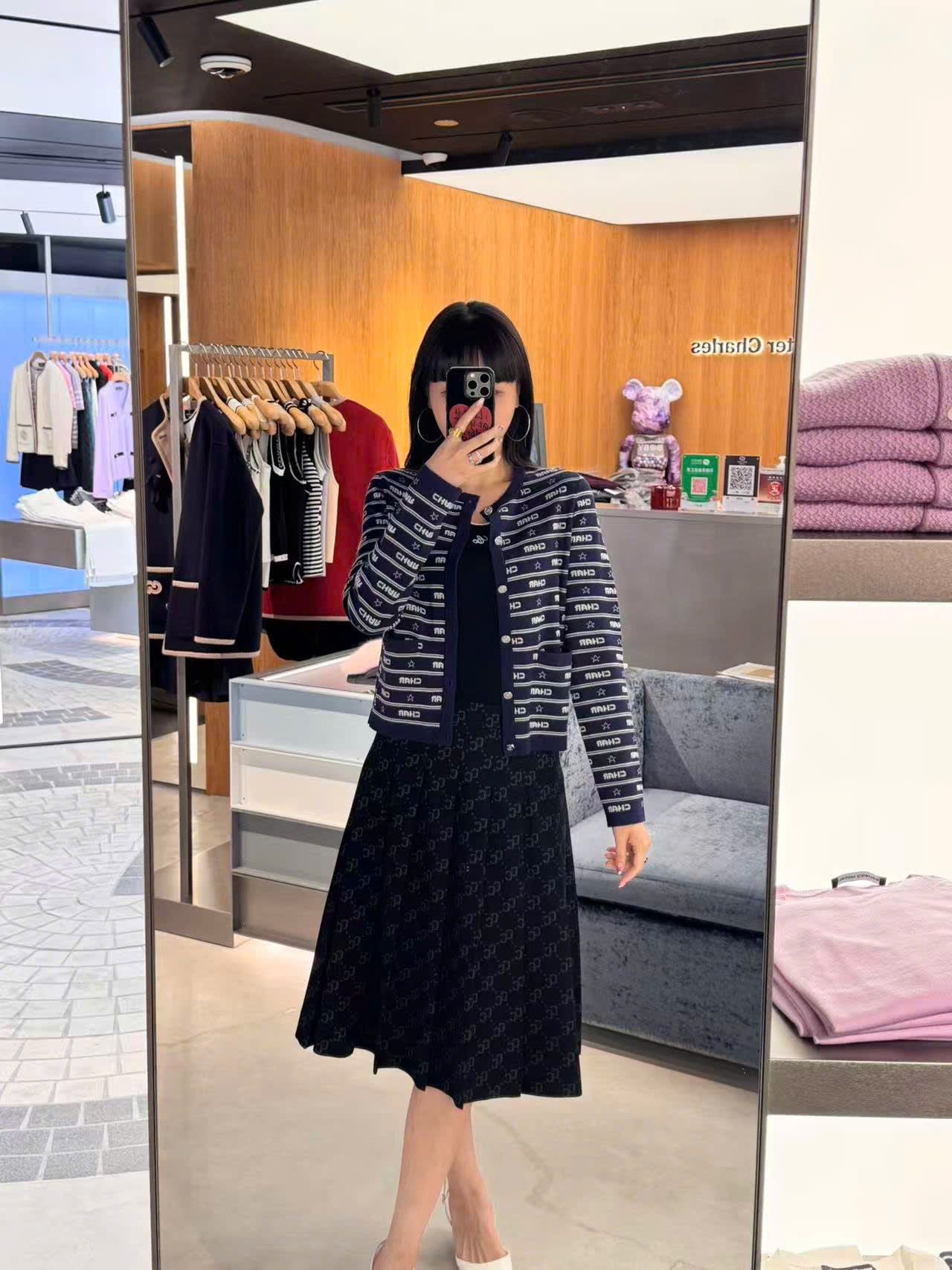  5.Áo CDG xanh navy, kẻ chữ và sao trắng 