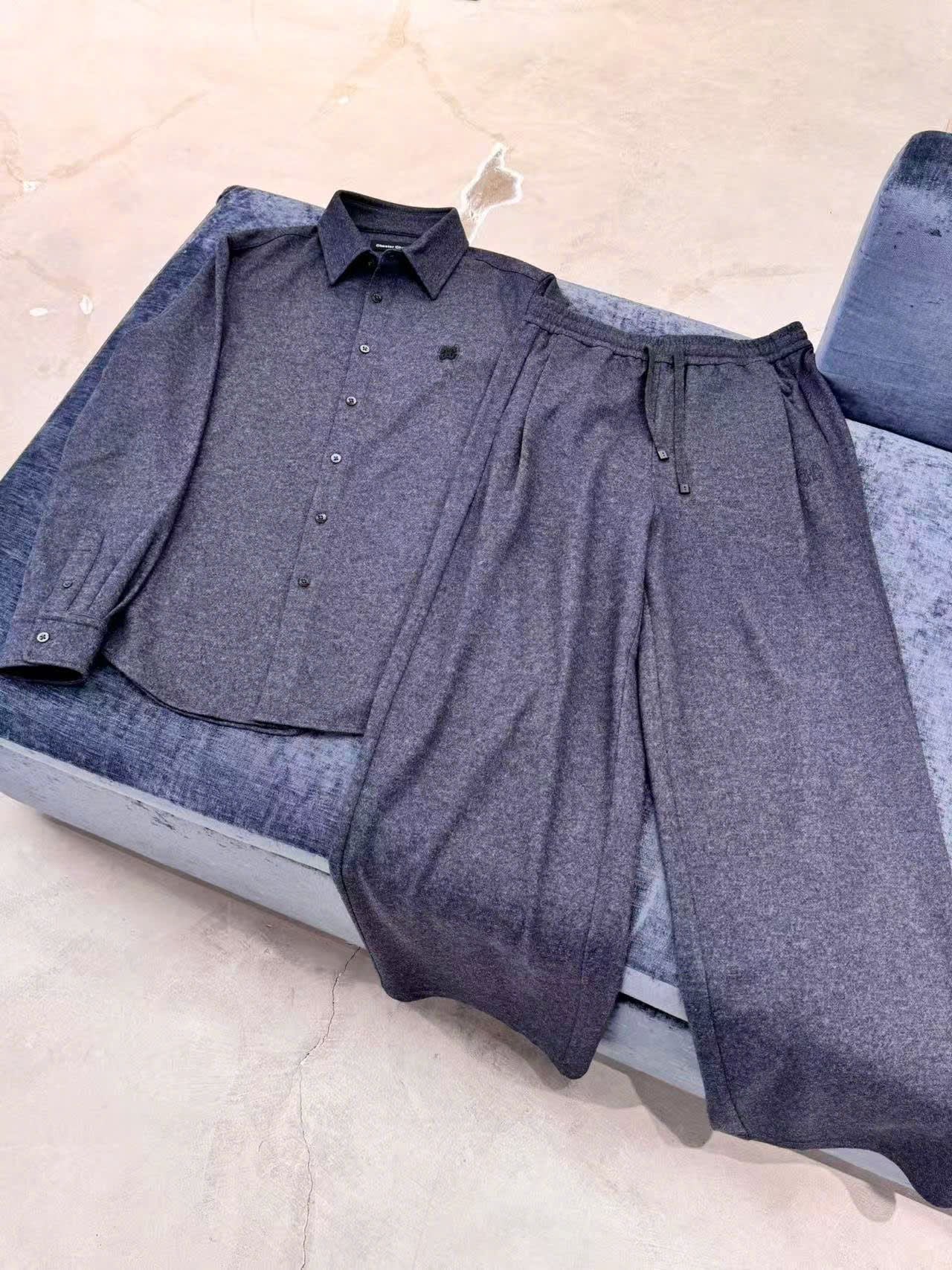  2.Áo Sơ mi xanh đậm - logo lồng 1 bên 