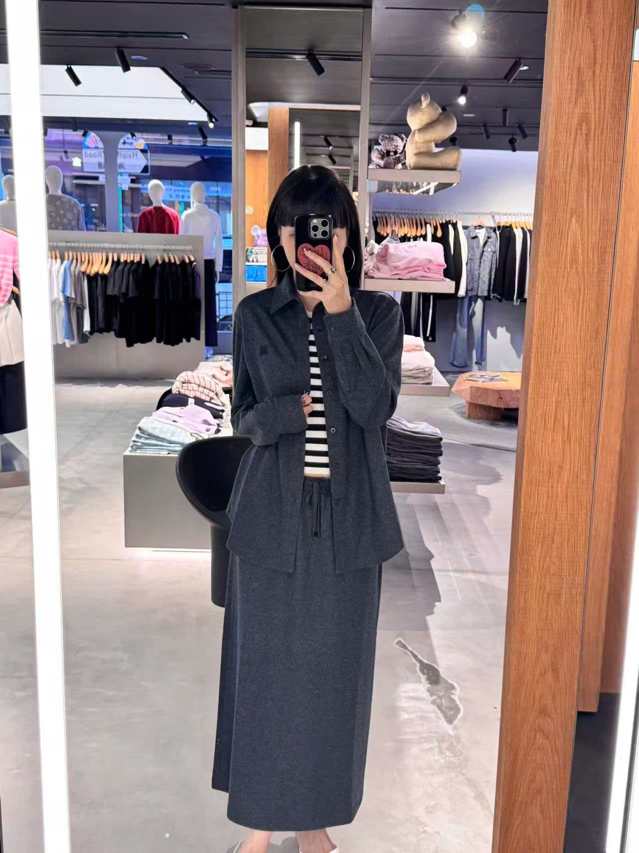  2.Áo Sơ mi xanh đậm - logo lồng 1 bên 