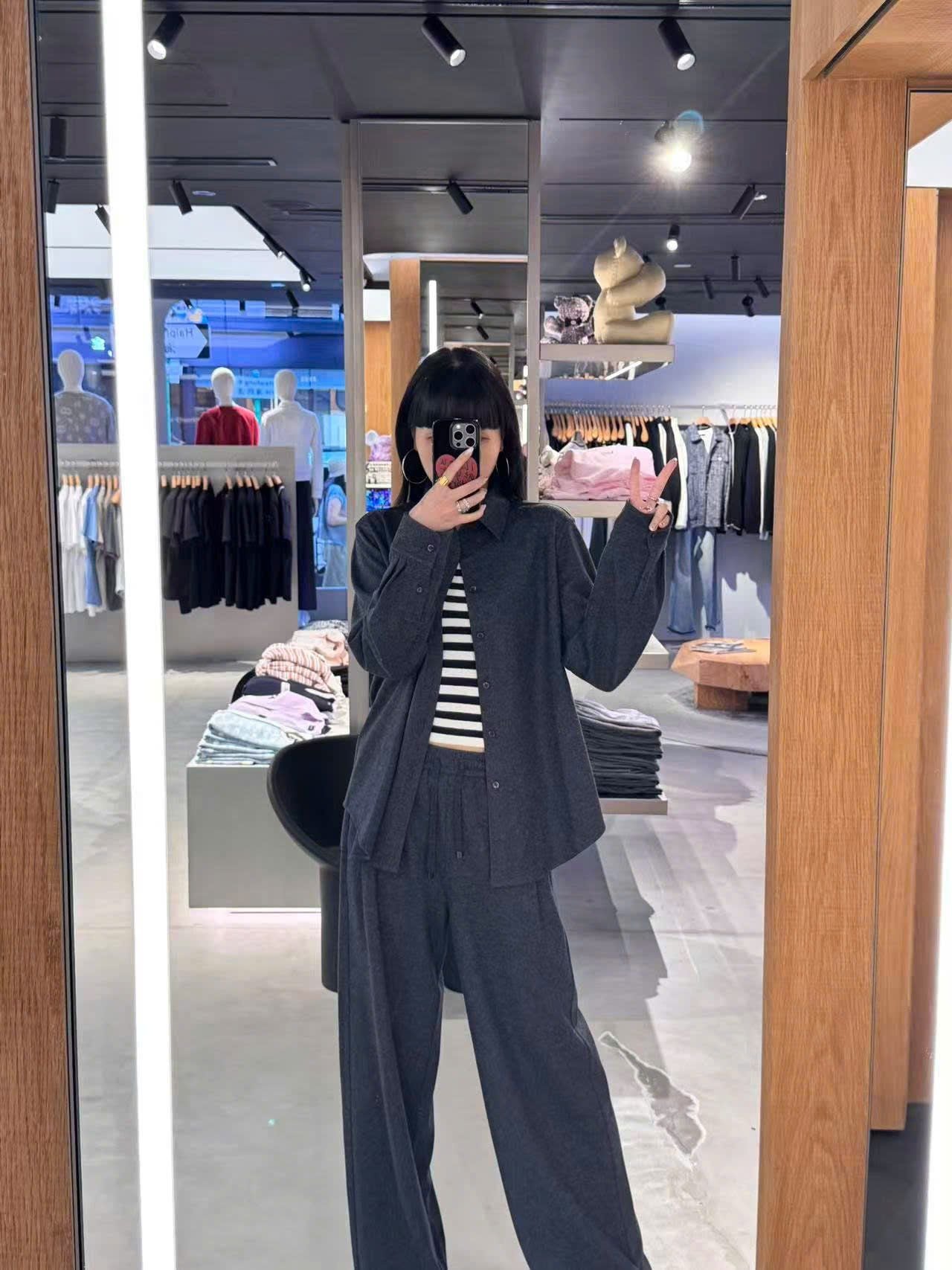  2.Áo Sơ mi xanh đậm - logo lồng 1 bên 