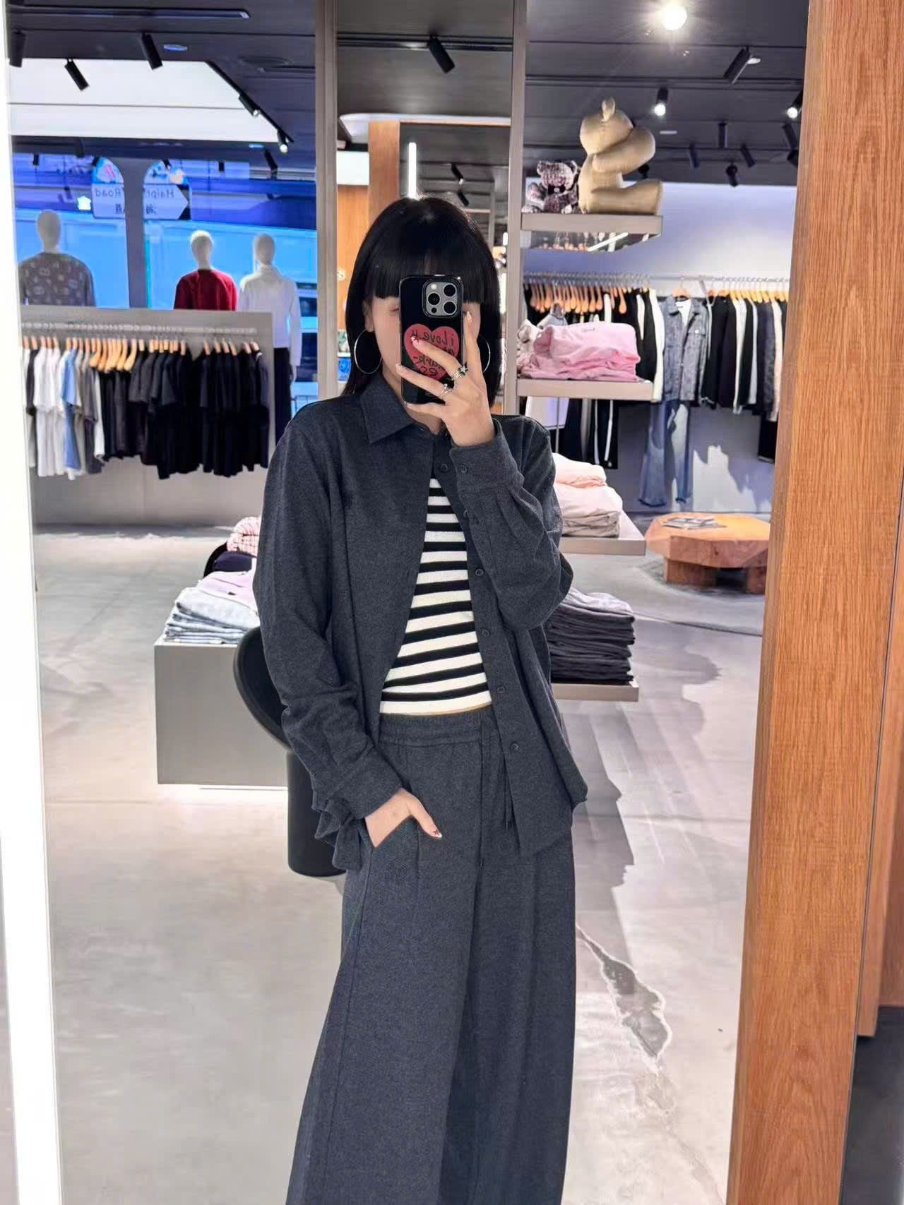  2.Áo Sơ mi xanh đậm - logo lồng 1 bên 