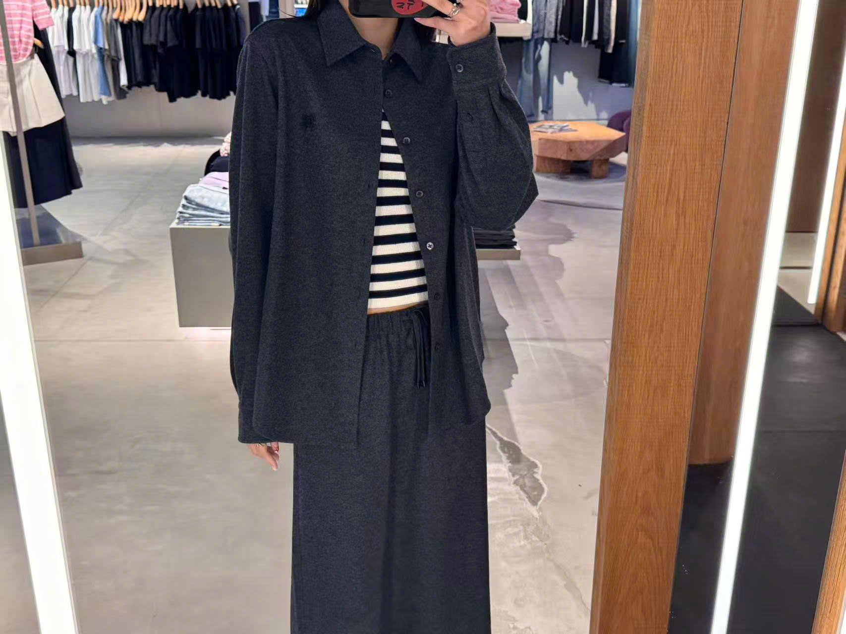  2.Áo Sơ mi xanh đậm - logo lồng 1 bên 