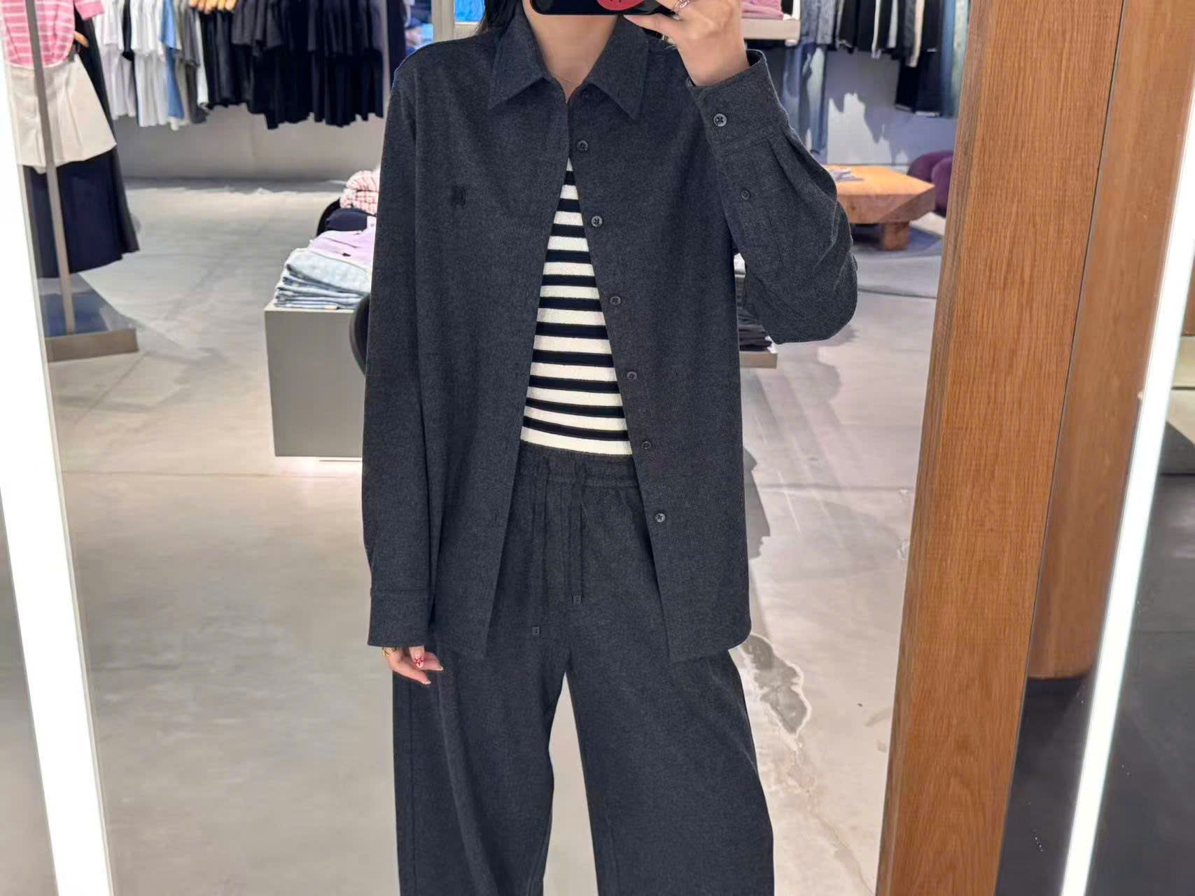  2.Áo Sơ mi xanh đậm - logo lồng 1 bên 