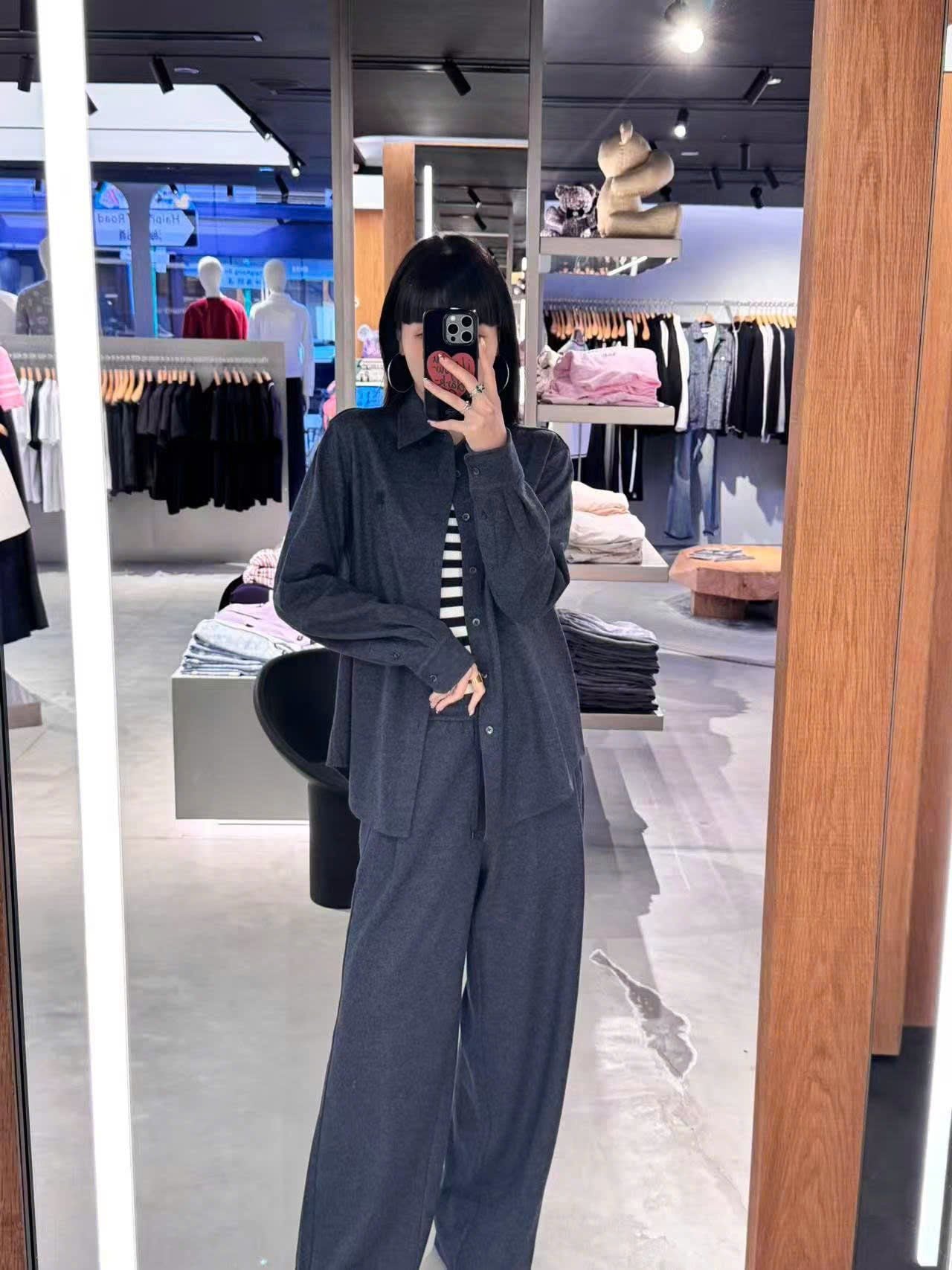  2.Áo Sơ mi xanh đậm - logo lồng 1 bên 